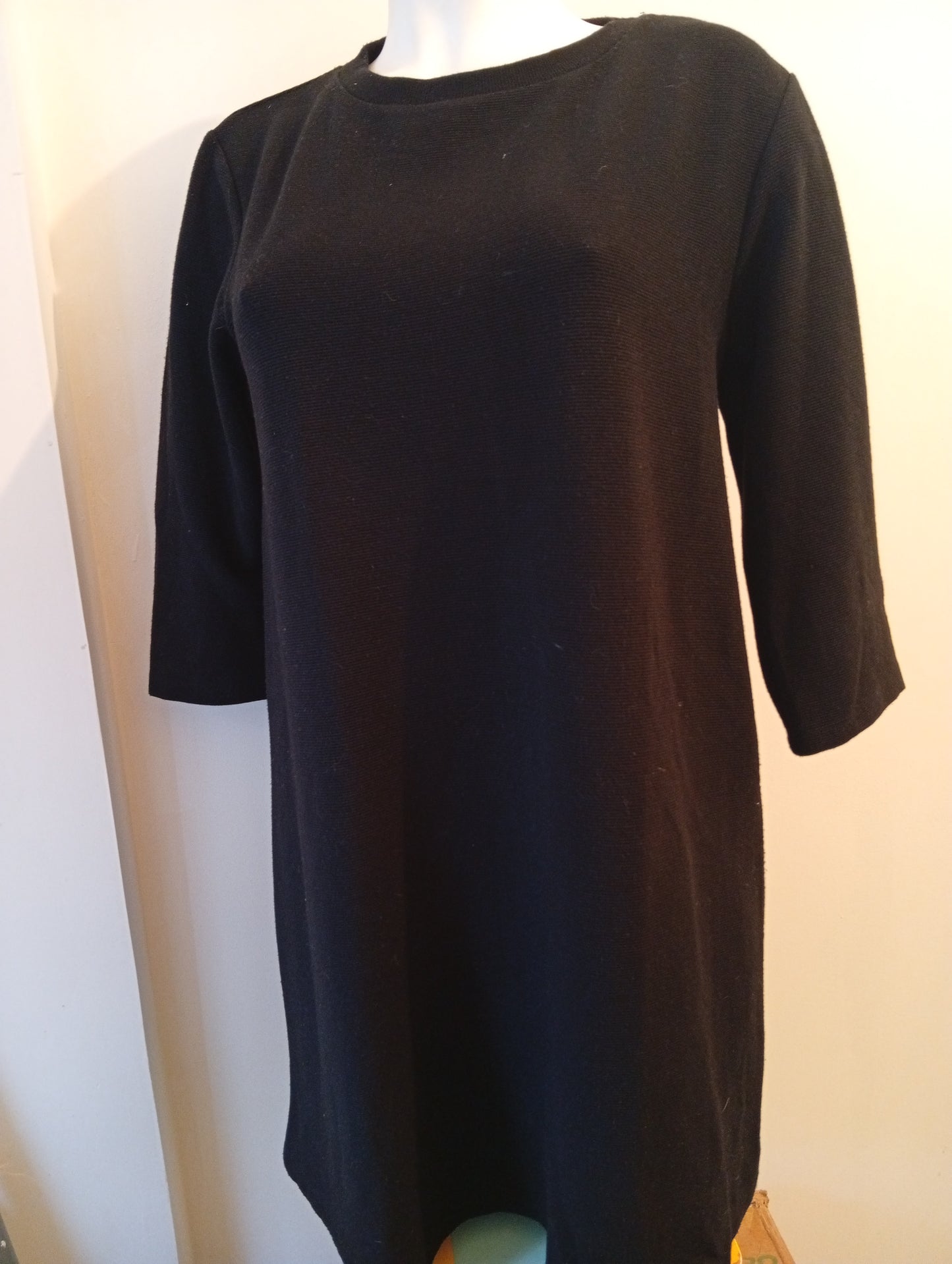Robe Zara taille L manches mi-longues noire. A0014