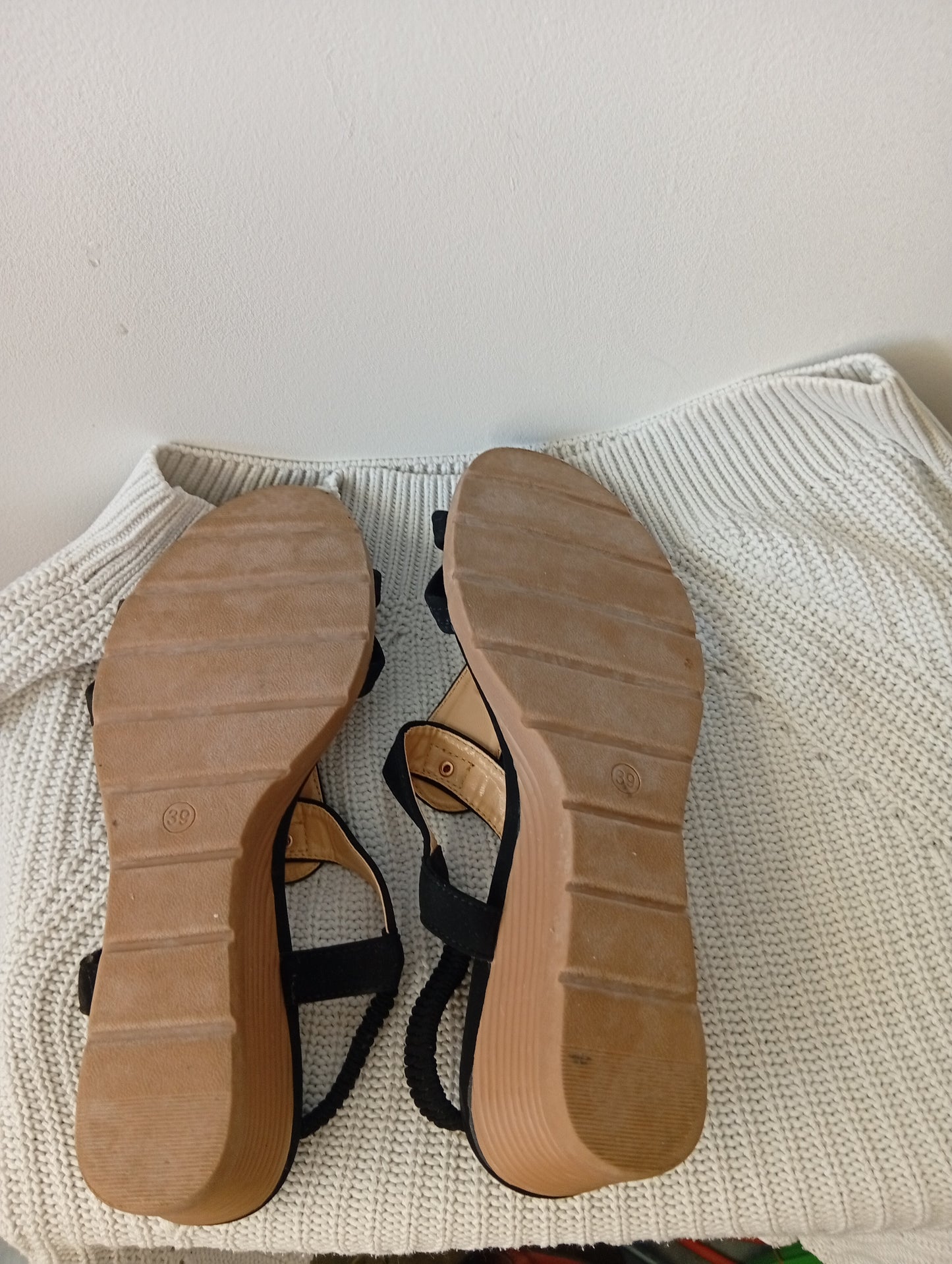 Nu-pieds talon compensé - Pointure 39. J003