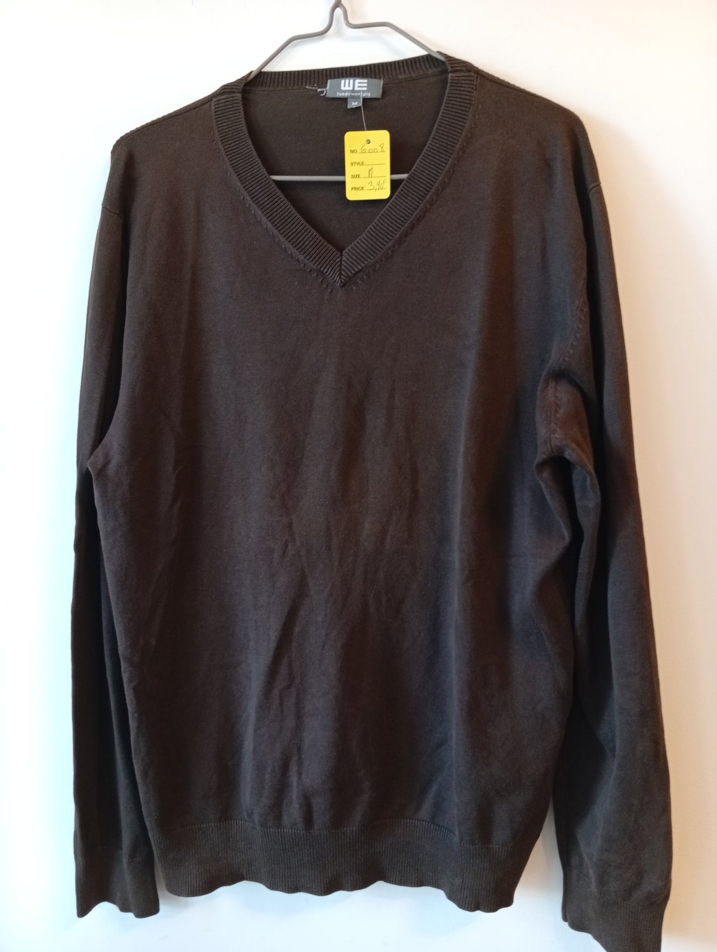 Pull homme WE taille M col V marron. G008