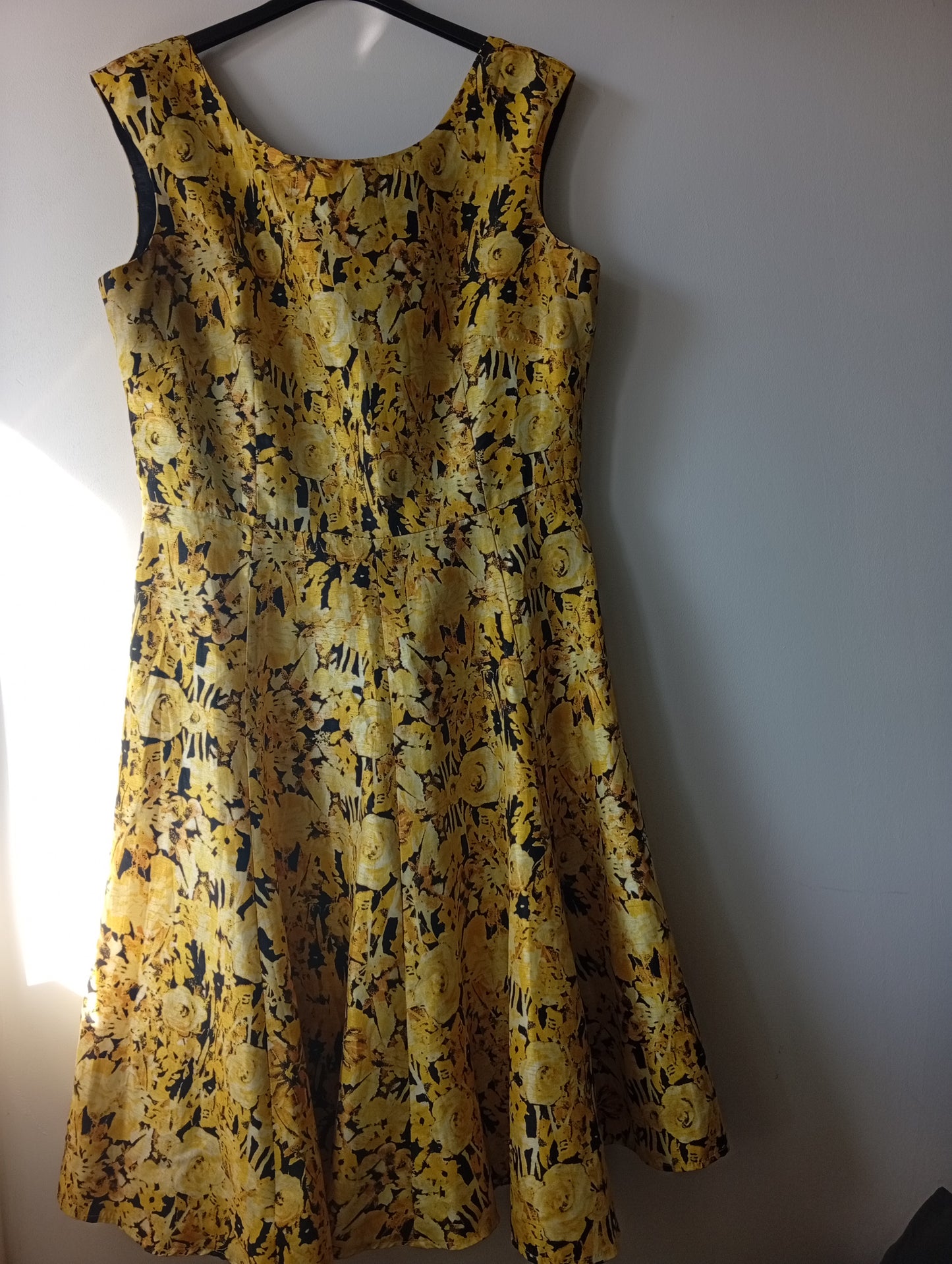 Robe sans manches Julian Taylor - Jaune à motifs fleurs. E0013