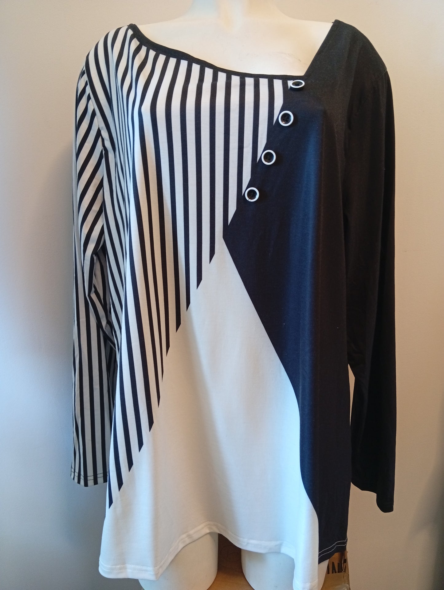 Blouse femme manches longues rayures blanc et noir - Taille 4XL. H008