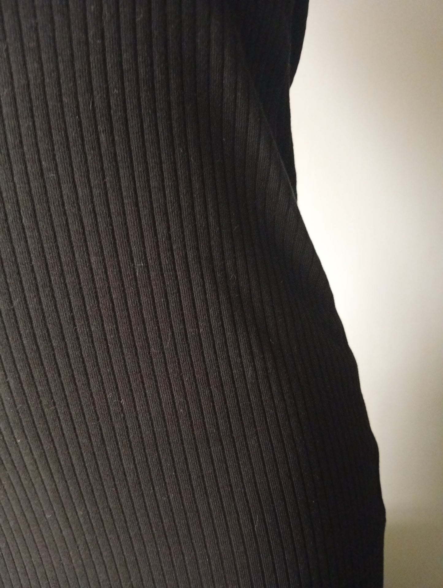 Robe femme H&M noire XS sans manche. B003