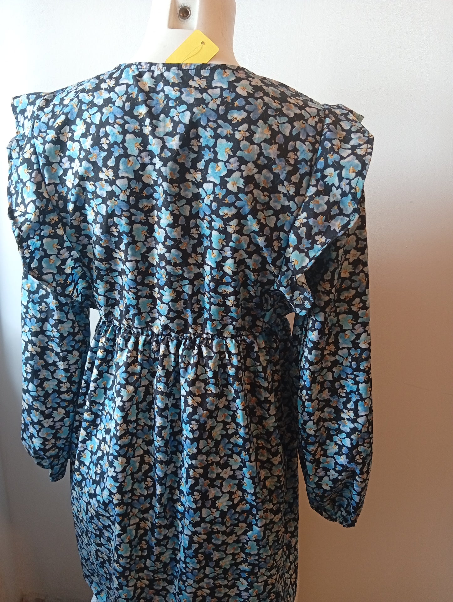 Jolie robe manches longues motif fleurs taille L. G0032