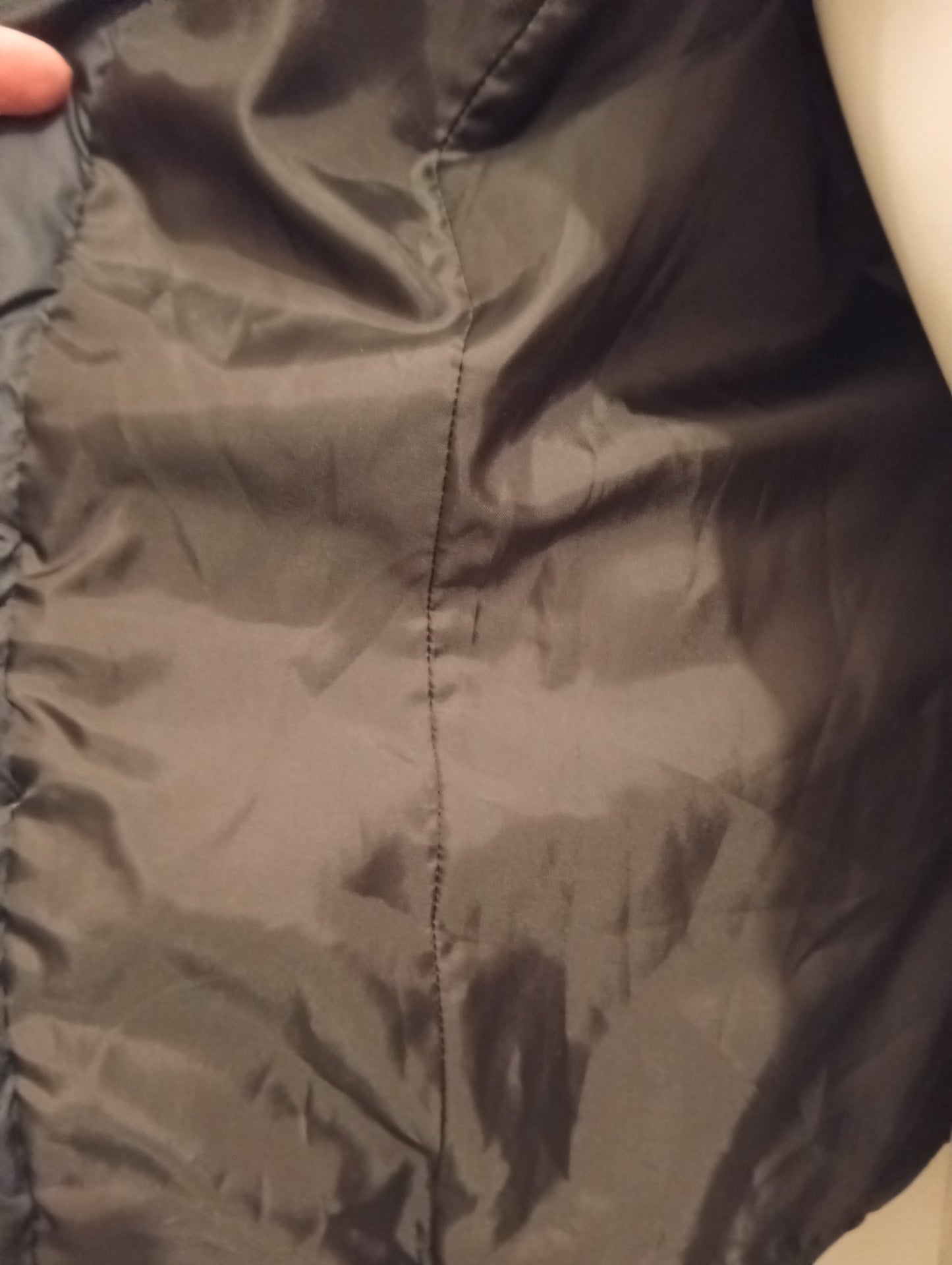 Blouson femme Levi's noir taille XS avec capuche fausse fourrure. A0029