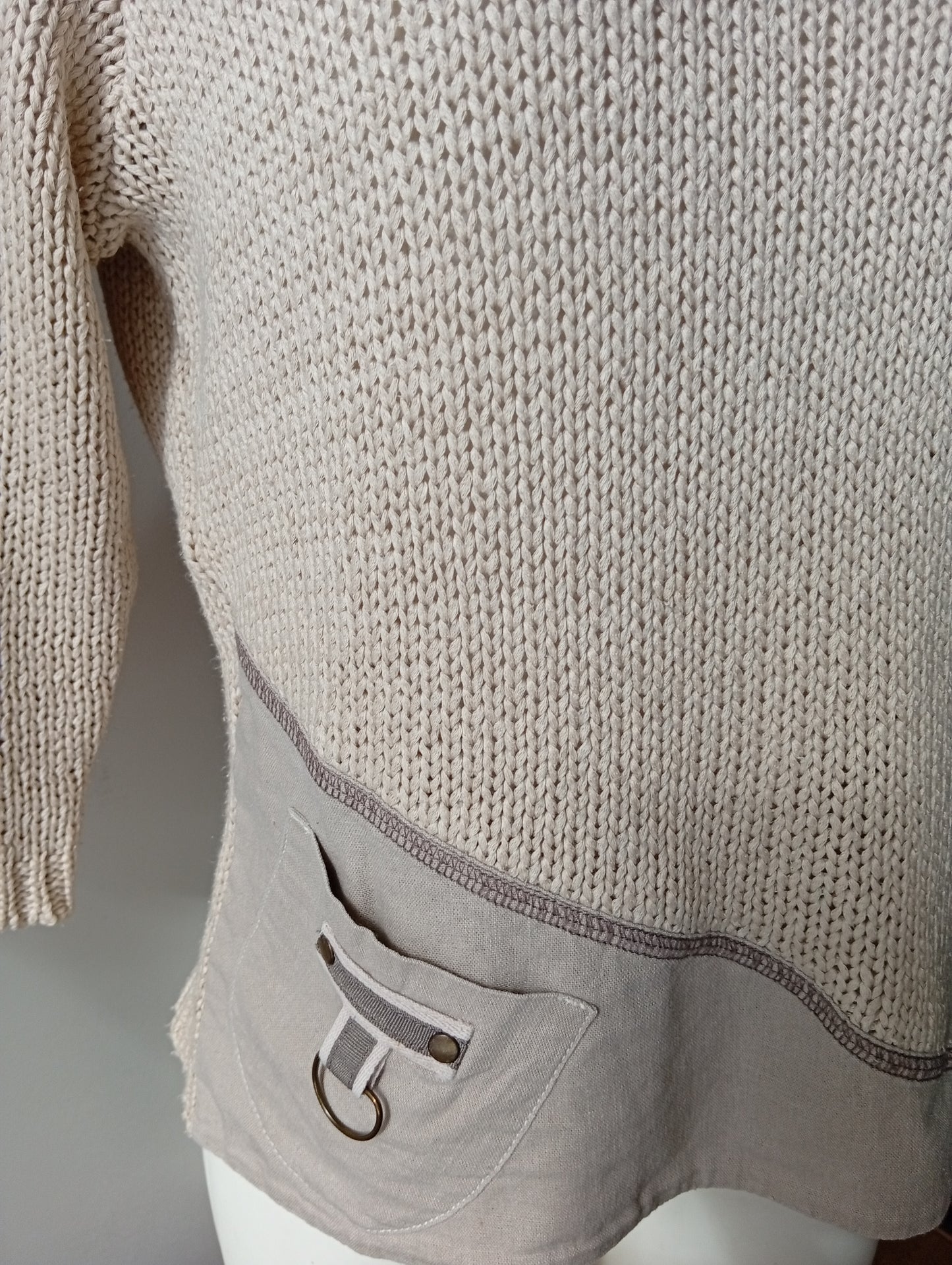 Pull femme Armand Thiery écru taille 38/40. B0028