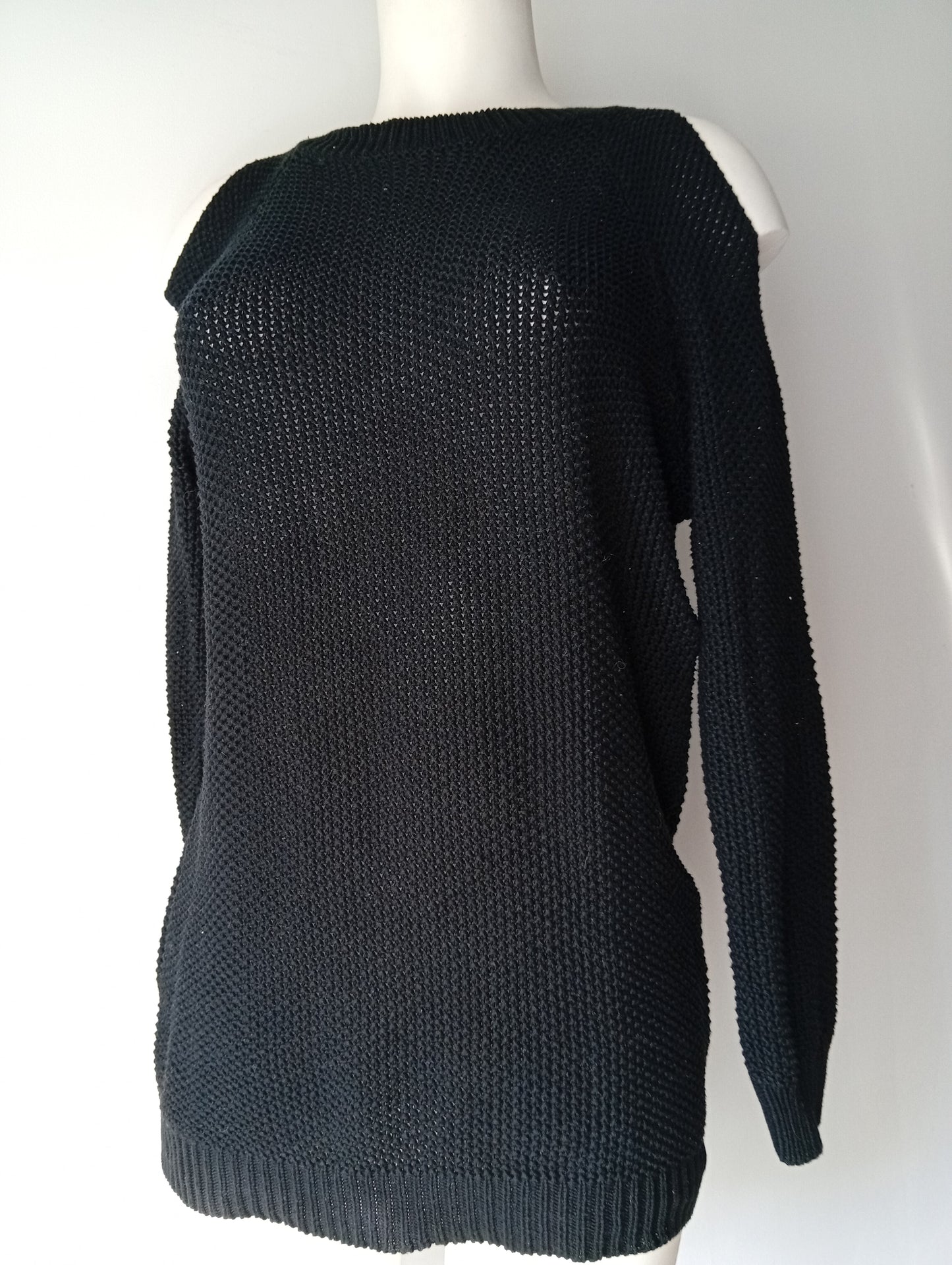 Pull manches longues épaule dénudée Golden Day Paris 38/40. E0037