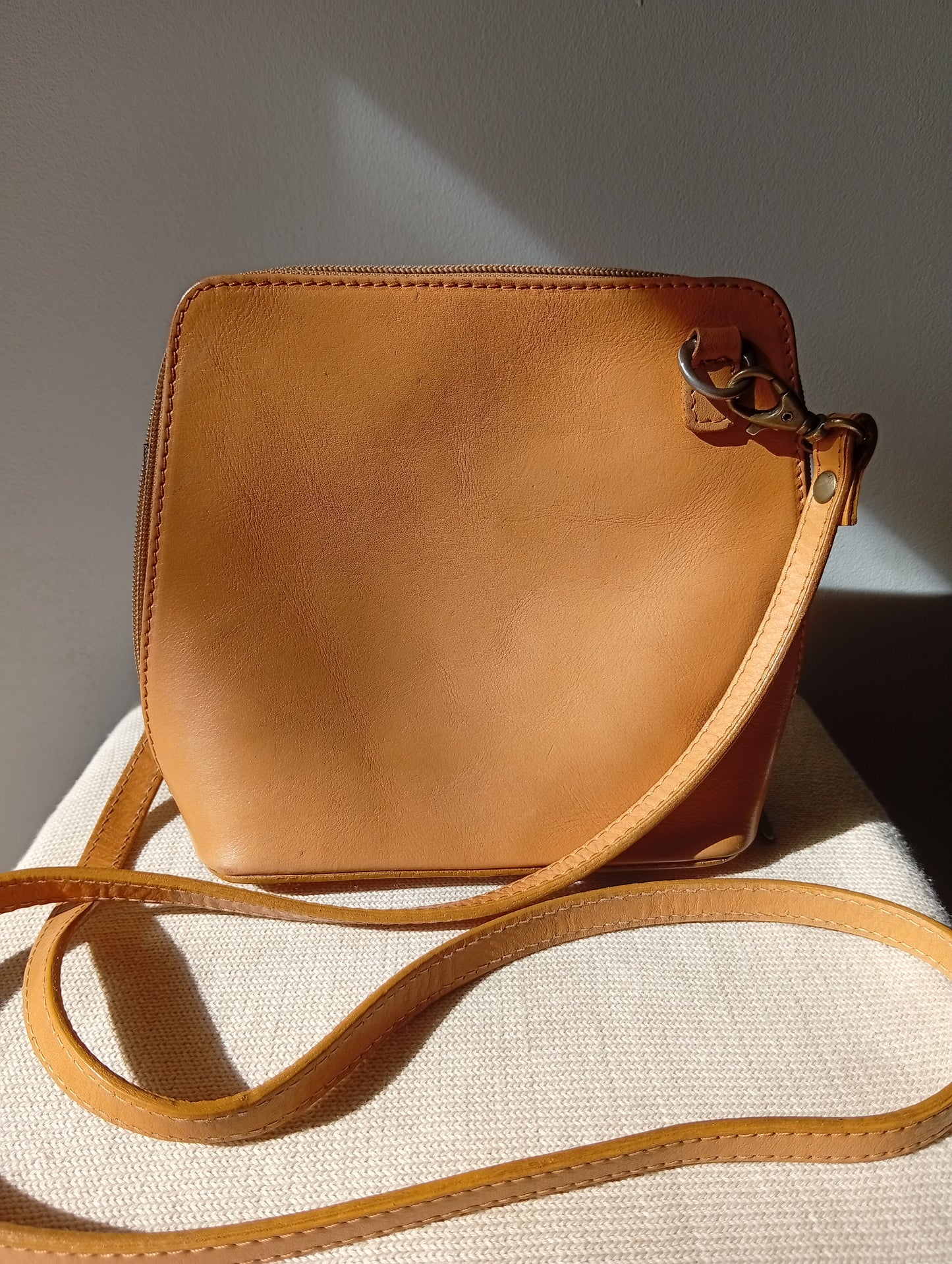 Petit sac bandoulière avec zip et multiples poches. D0033