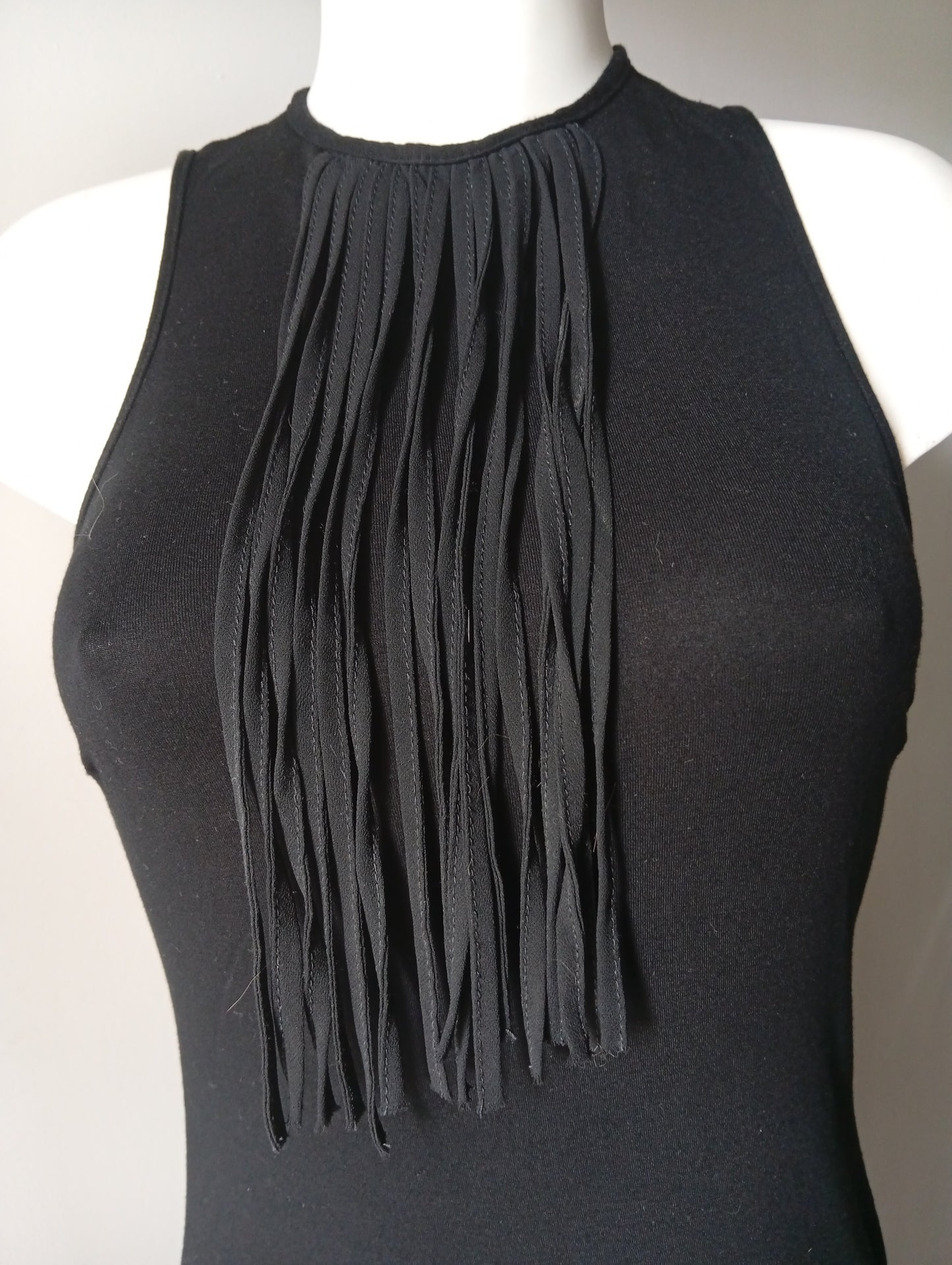 Robe noire sans manche avec frange Atmosphère - Taille 42. C008