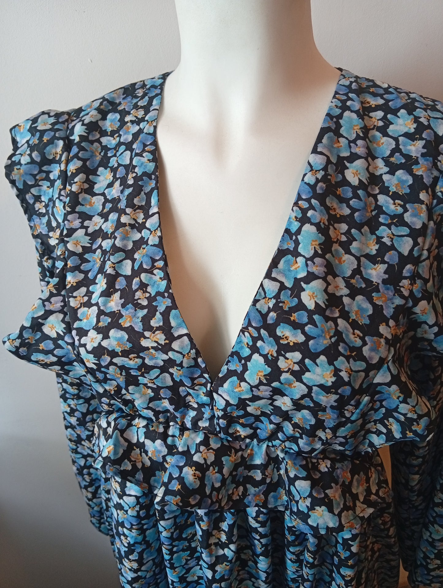 Jolie robe manches longues motif fleurs taille L. G0032