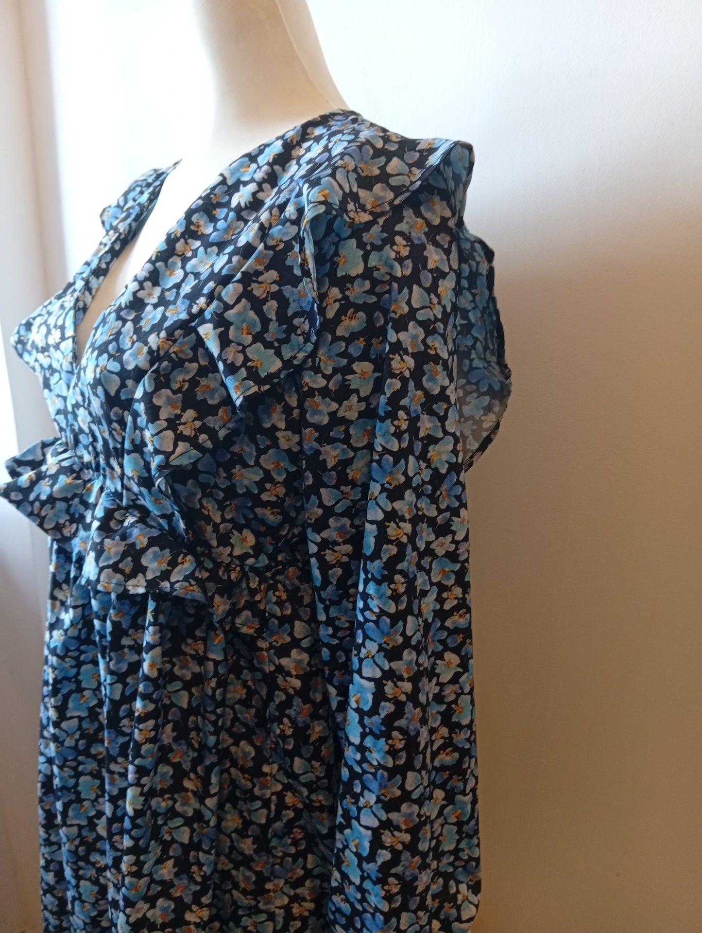 Jolie robe manches longues motif fleurs taille L. G0032