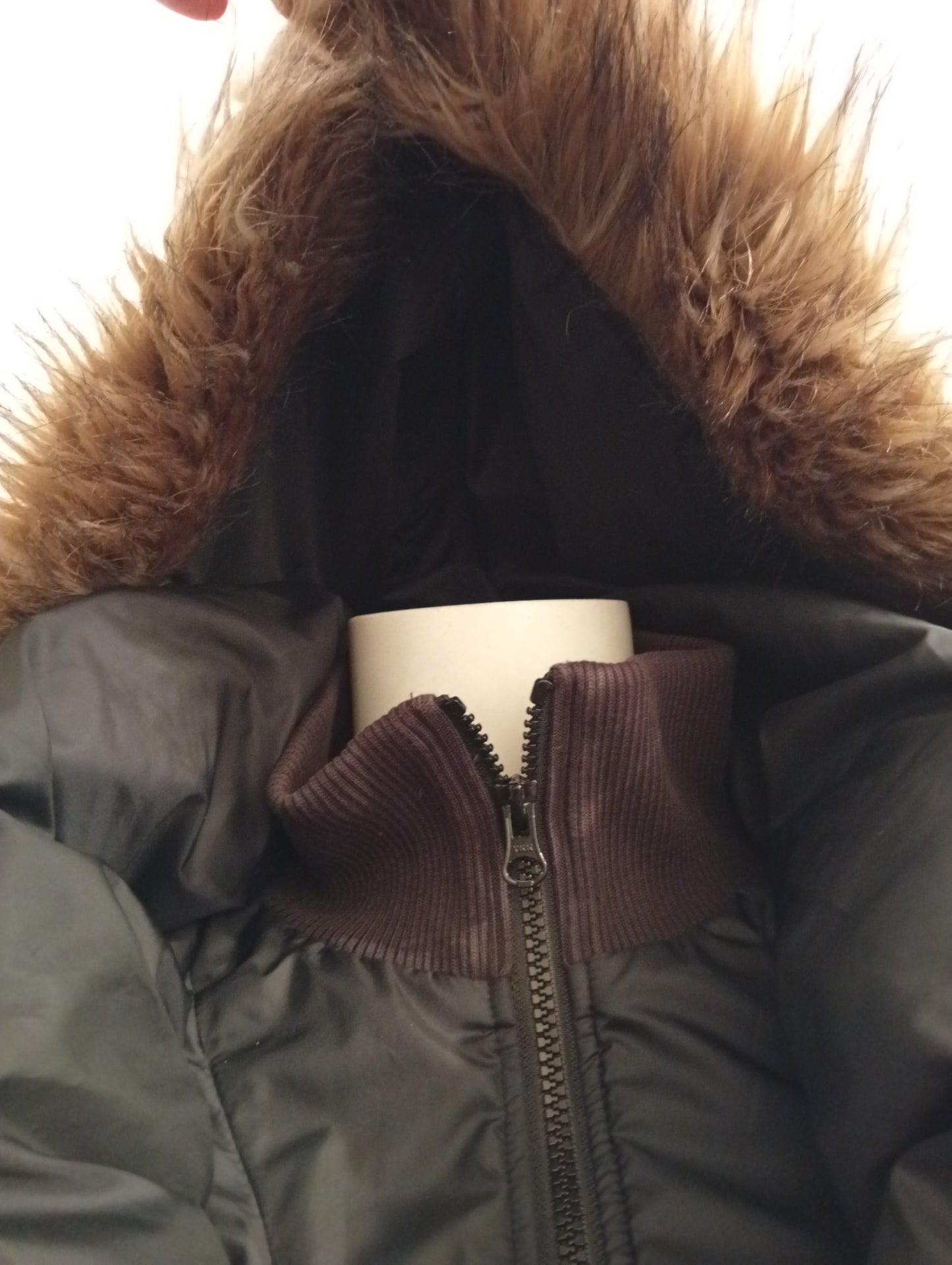 Blouson femme Levi's noir taille XS avec capuche fausse fourrure. A0029