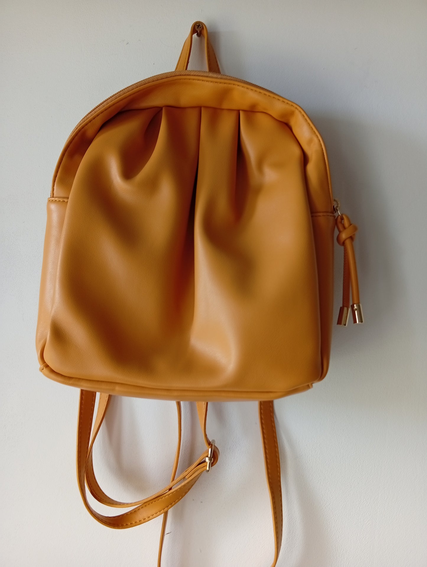 Petit sac à dos femme couleur moutarde. E0024