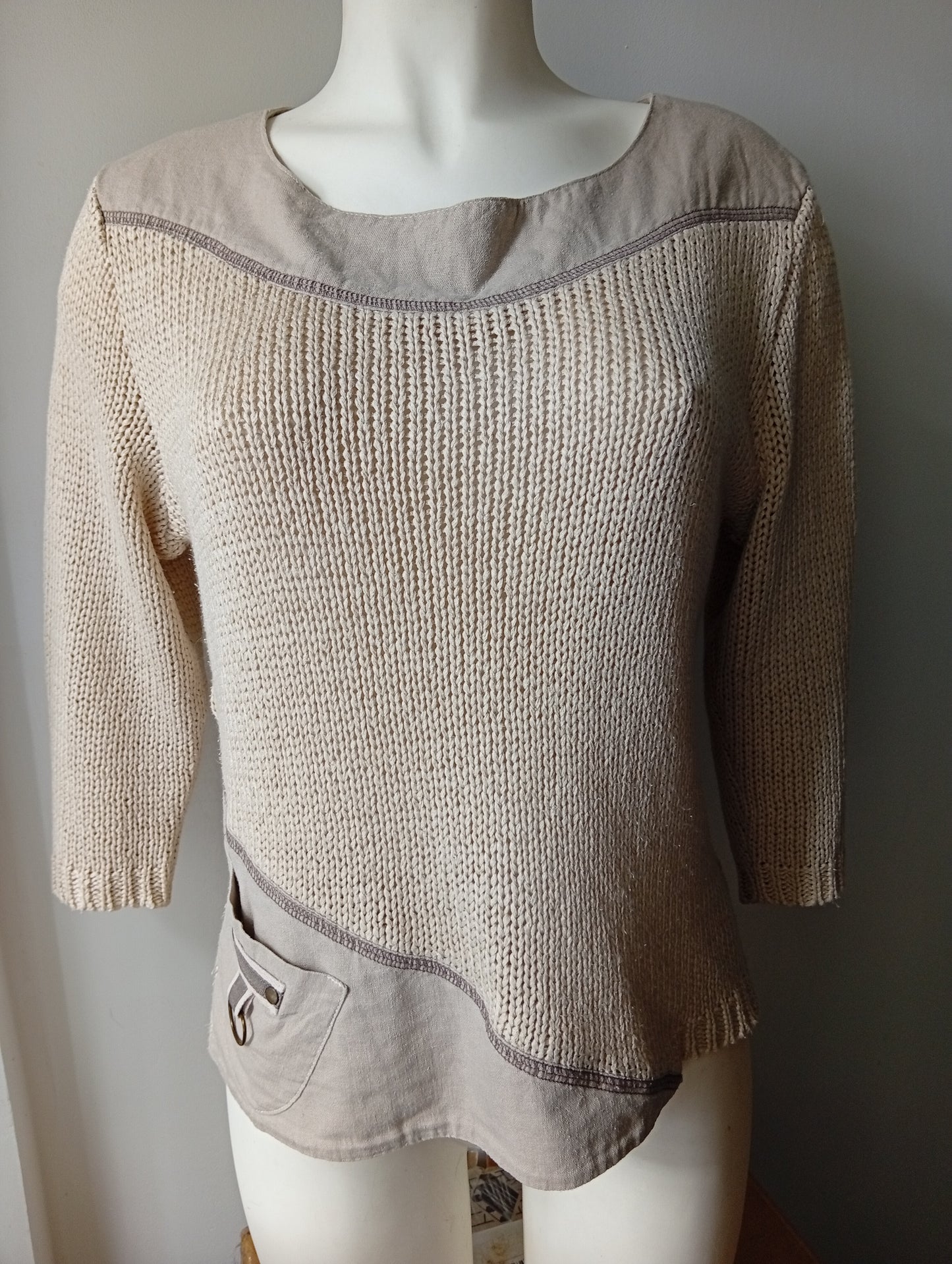 Pull femme Armand Thiery écru taille 38/40. B0028