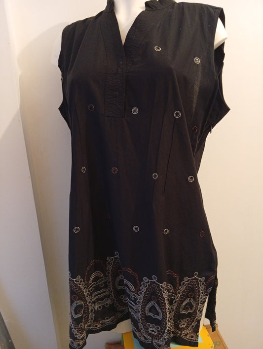 Robe Affinités Armand Thiery taille M noire brodée sans manches   A006