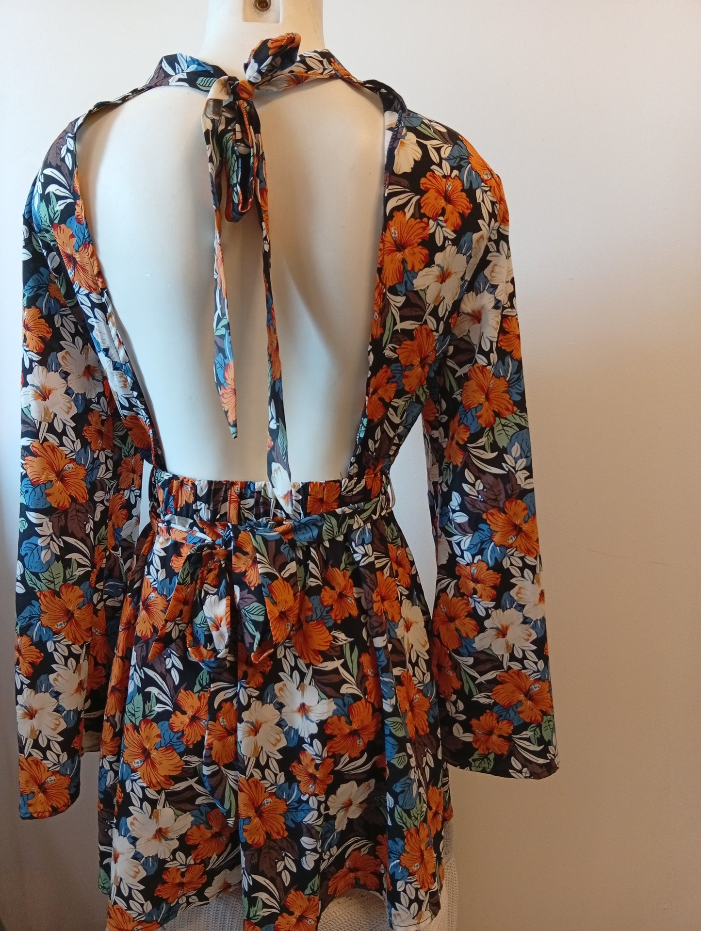 Robe manches longues dos nu avec ceinture fleurie taille M/L G0016