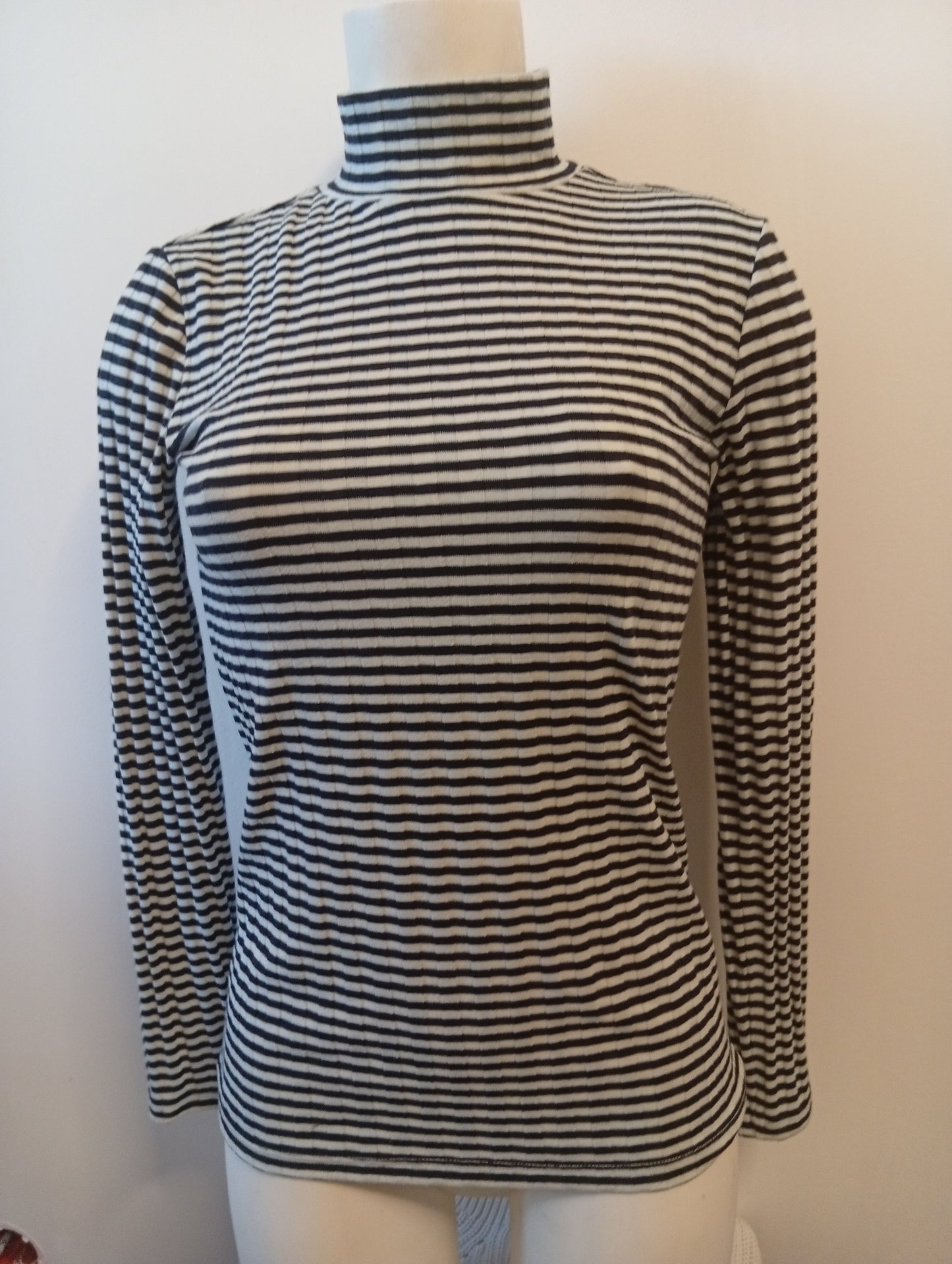 Pull col roulé à rayures taille 38-40  J0025