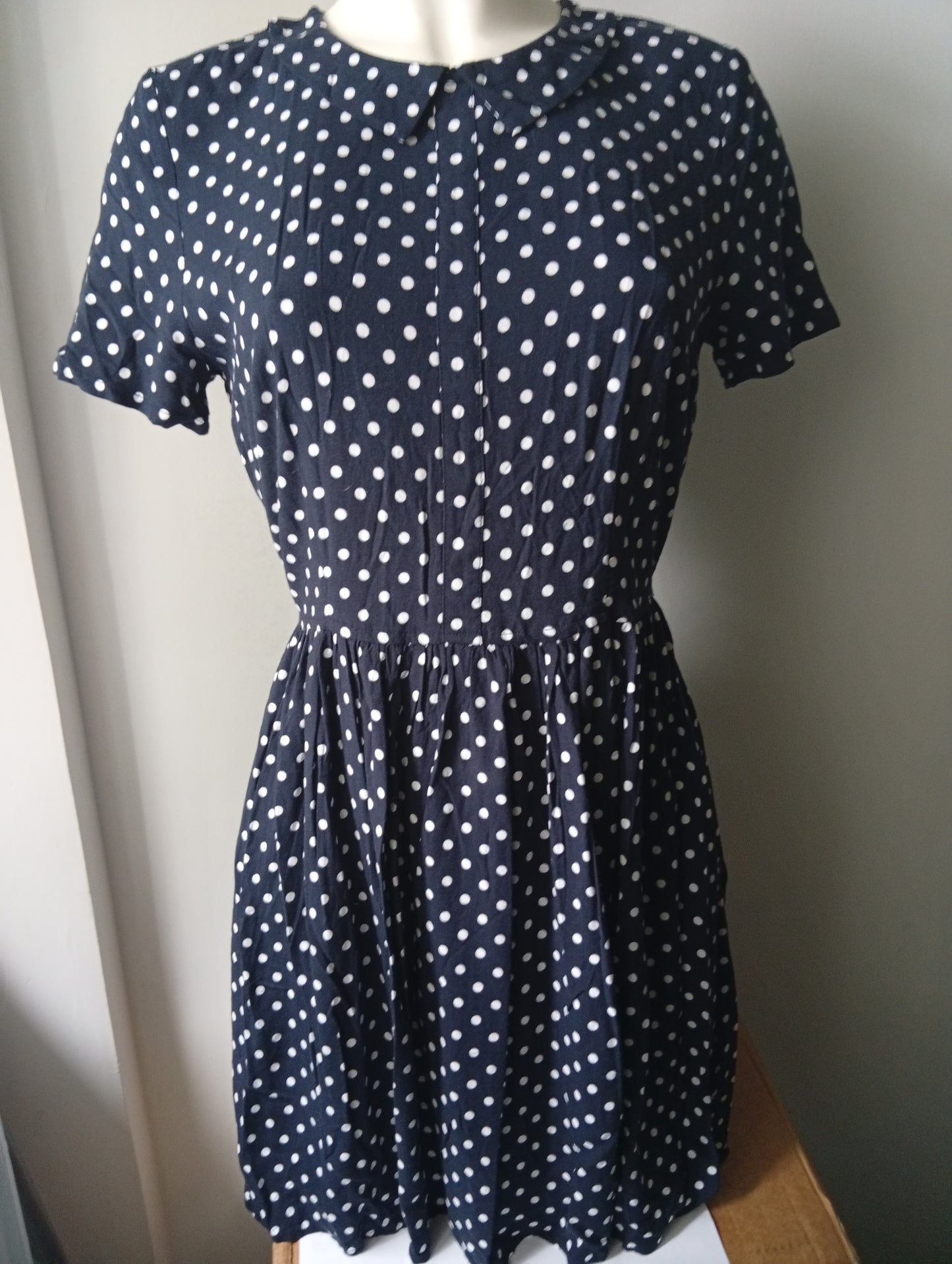 Robe bleu marine à pois blanc - Divided. Taille 40. A009