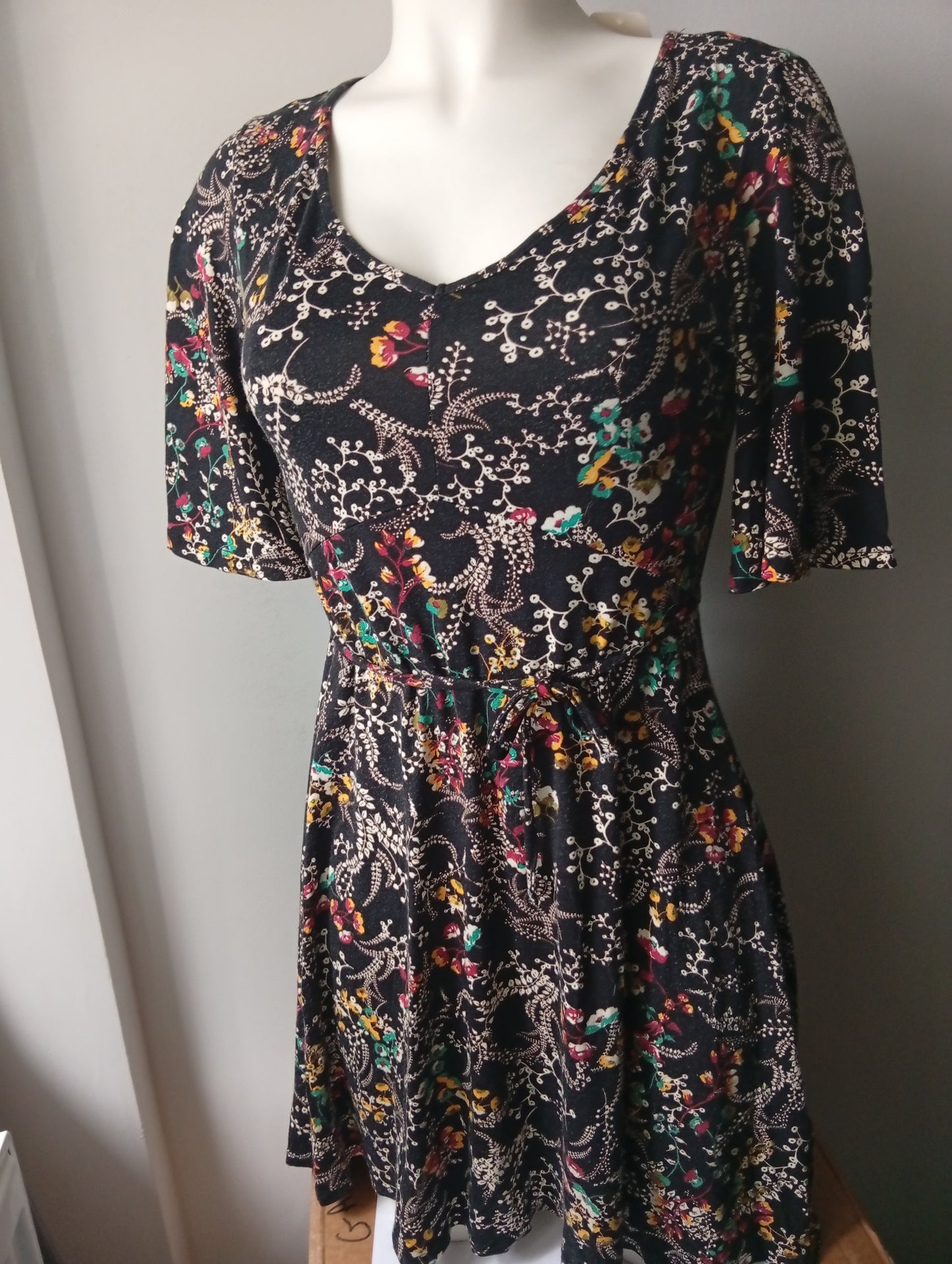 Jolie petite robe avec ceinture noire - Atmosphère. Taille 38 A0023