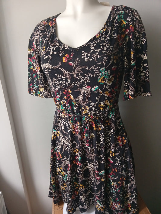 Jolie petite robe avec ceinture noire - Atmosphère. Taille 38 A0023