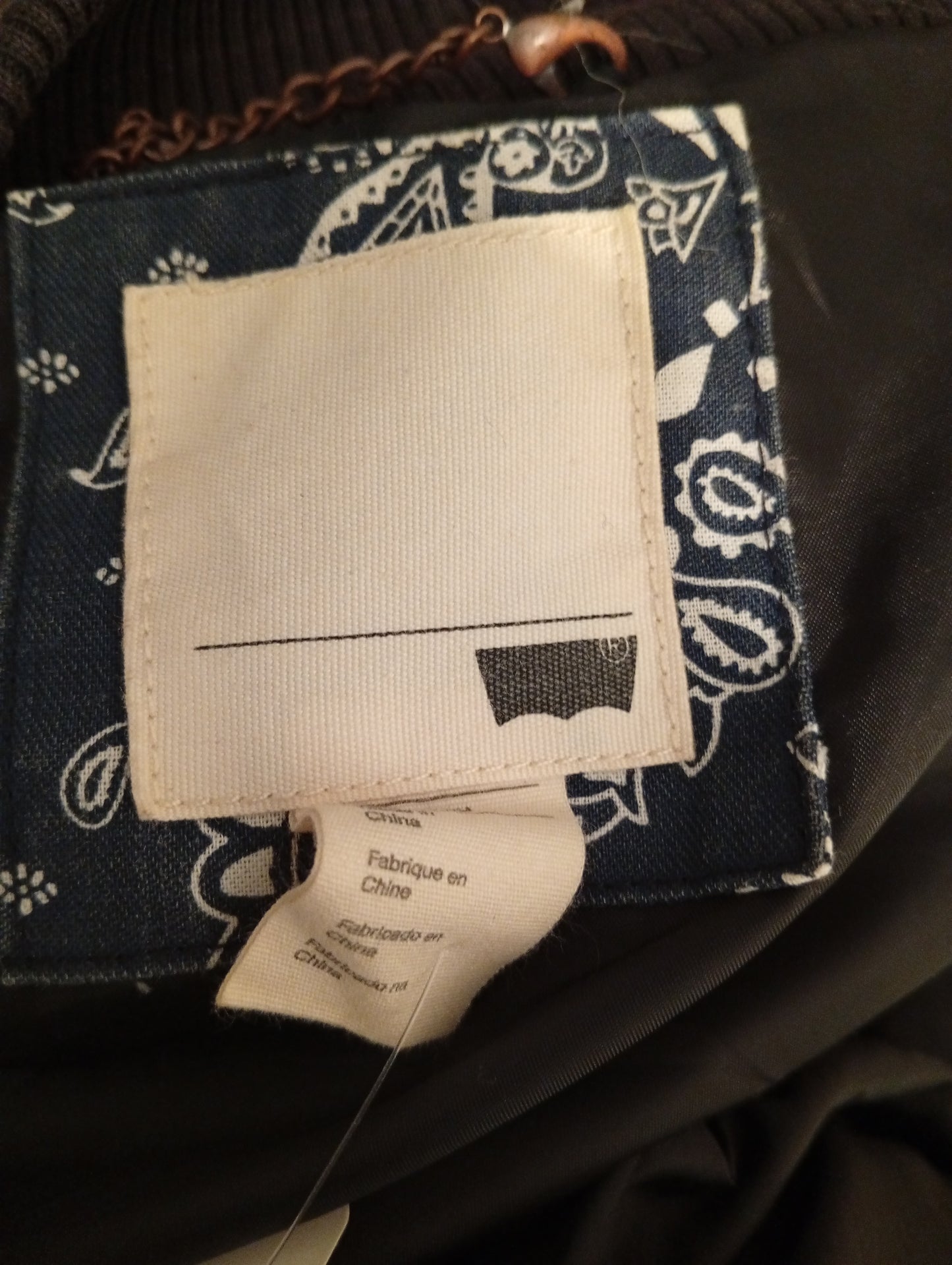 Blouson femme Levi's noir taille XS avec capuche fausse fourrure. A0029