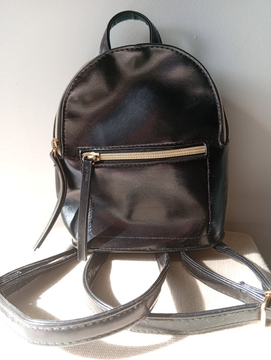 Mini sac à dos noir Primark avec pochettes. D0034