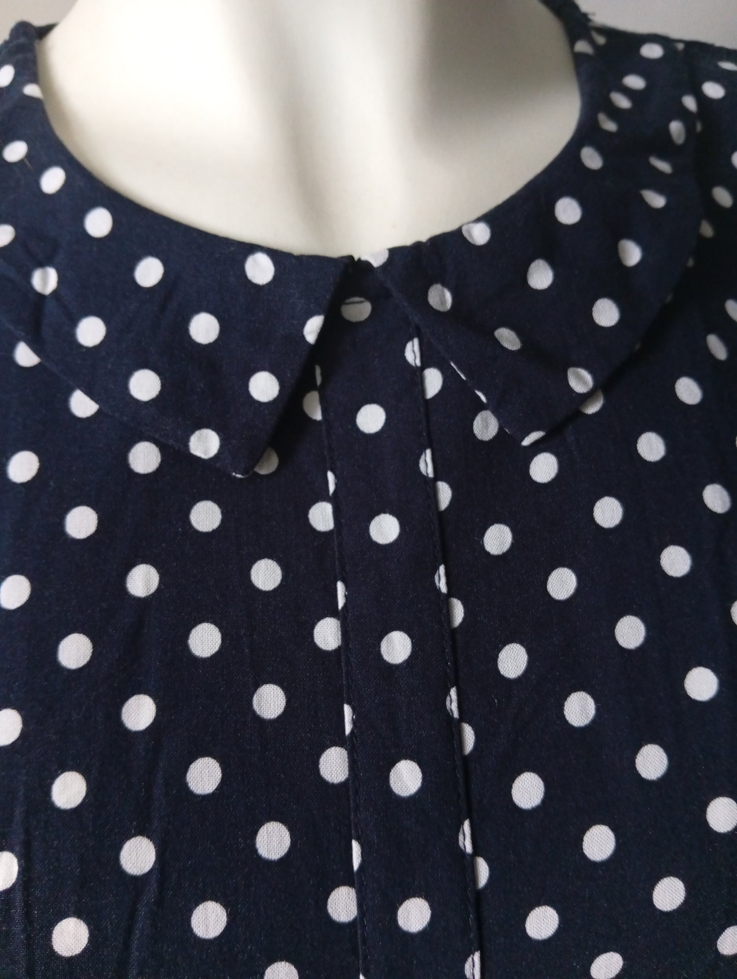 Robe bleu marine à pois blanc - Divided. Taille 40. A009