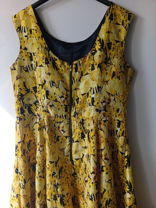 Robe sans manches Julian Taylor - Jaune à motifs fleurs. E0013