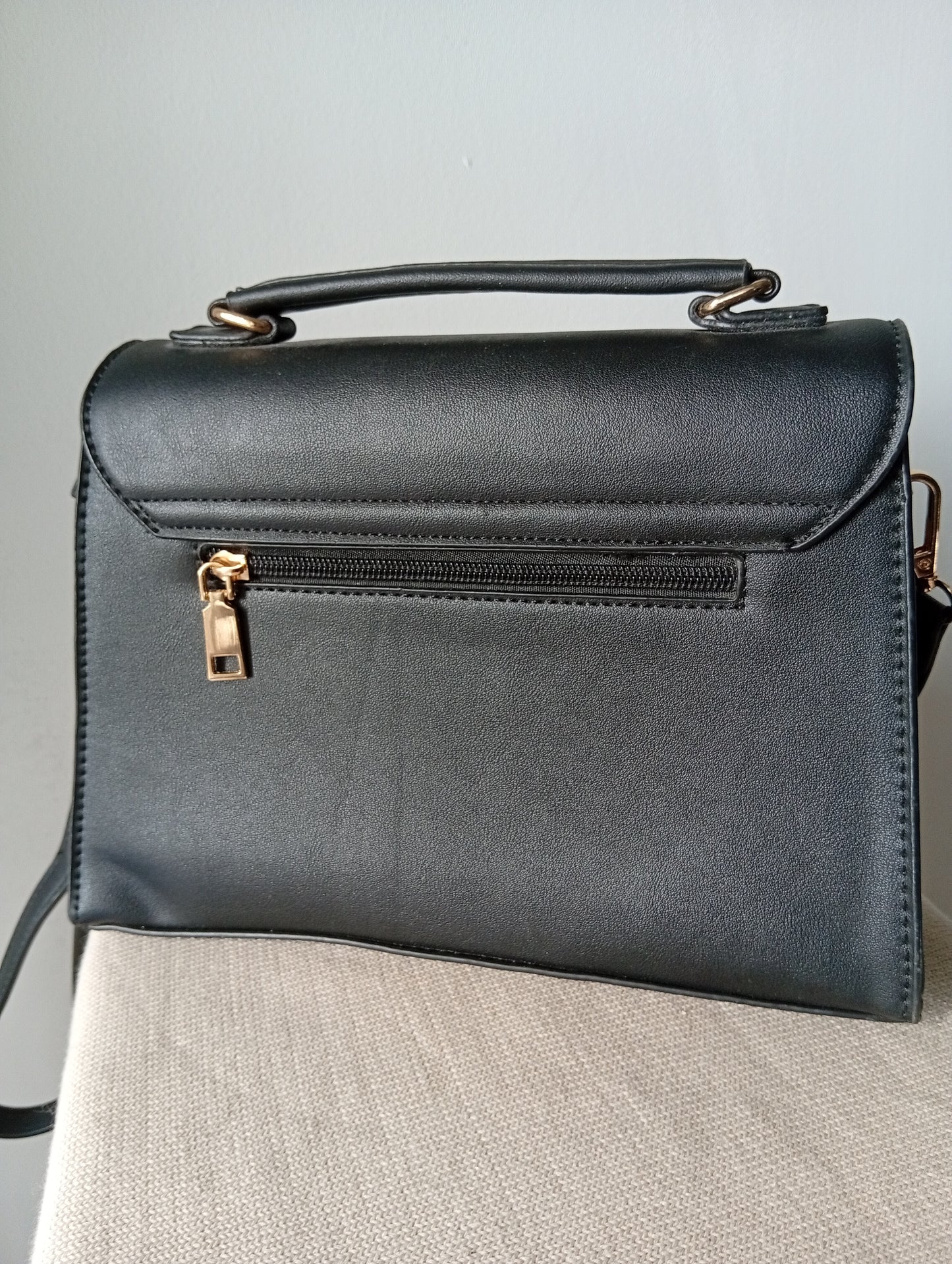 Petit sac à main avec bandoulière noir. D0036