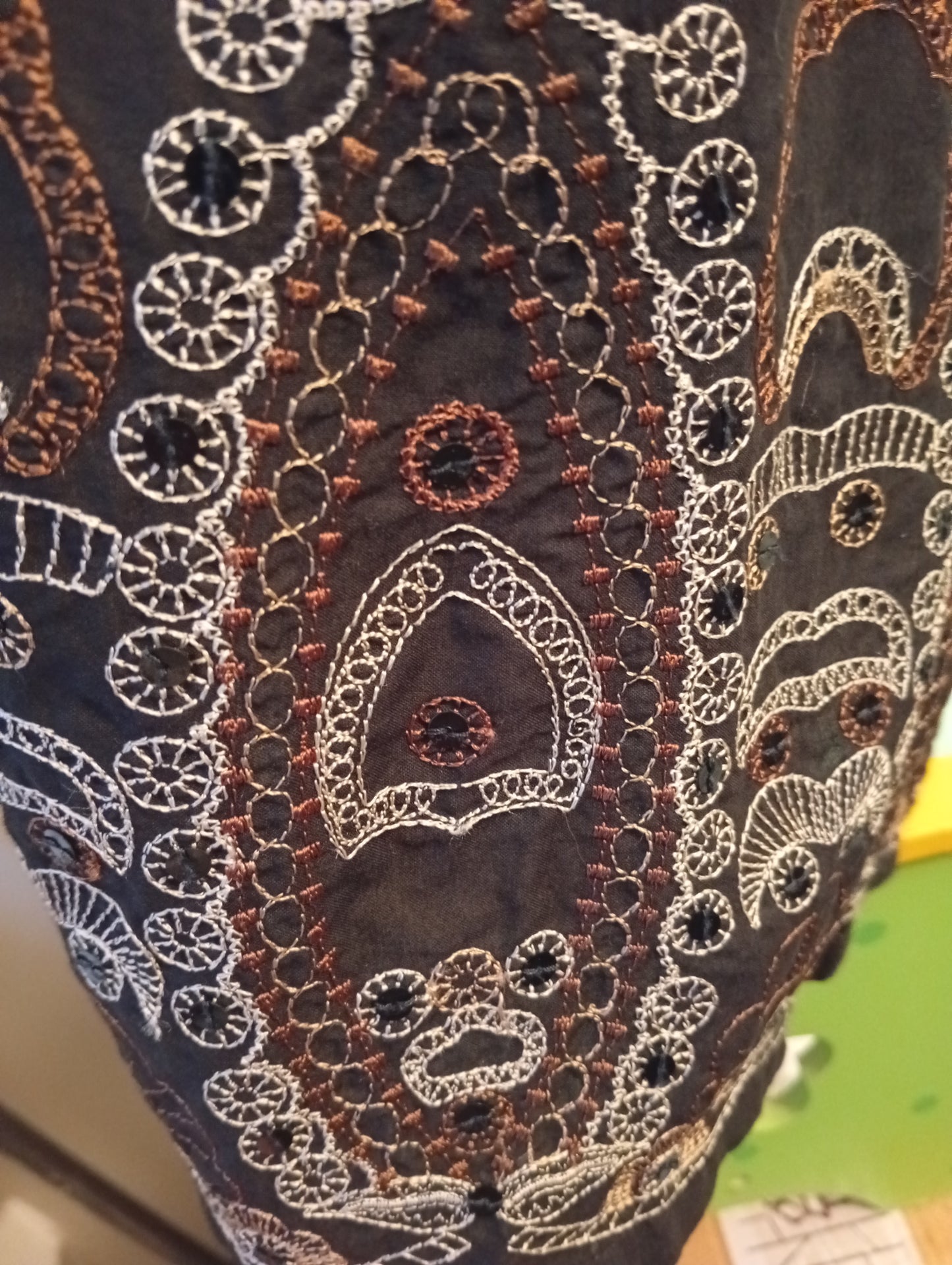 Robe Affinités Armand Thiery taille M noire brodée sans manches   A006