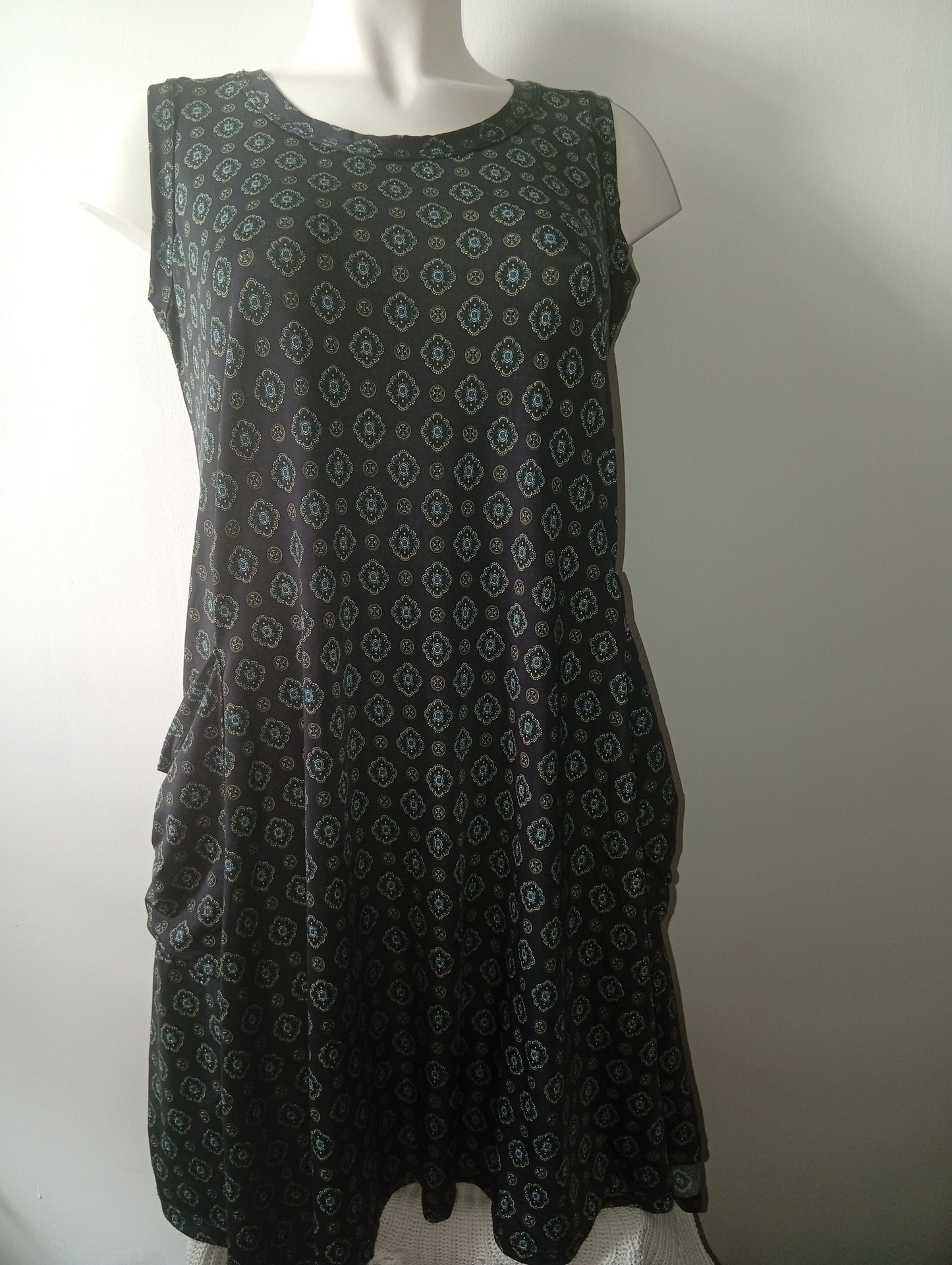 Robe sans manche à motifs - Taille M  K0017