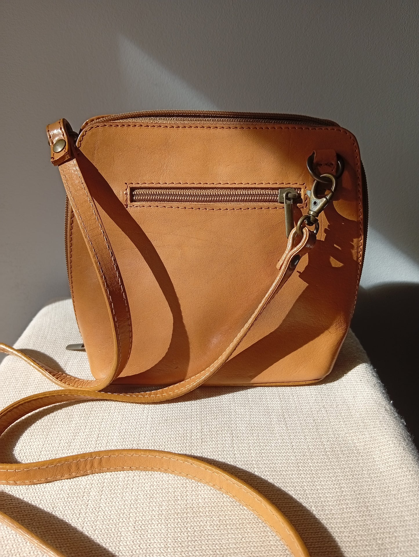 Petit sac bandoulière avec zip et multiples poches. D0033