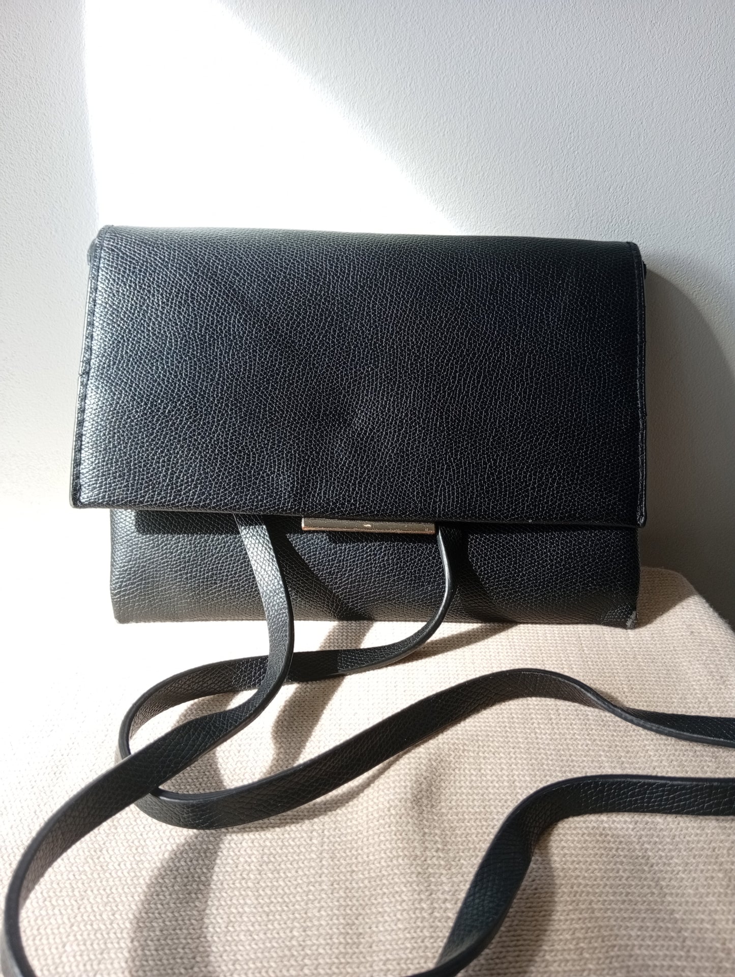 Petite pochette noire H&M avec bandoulière. D0032