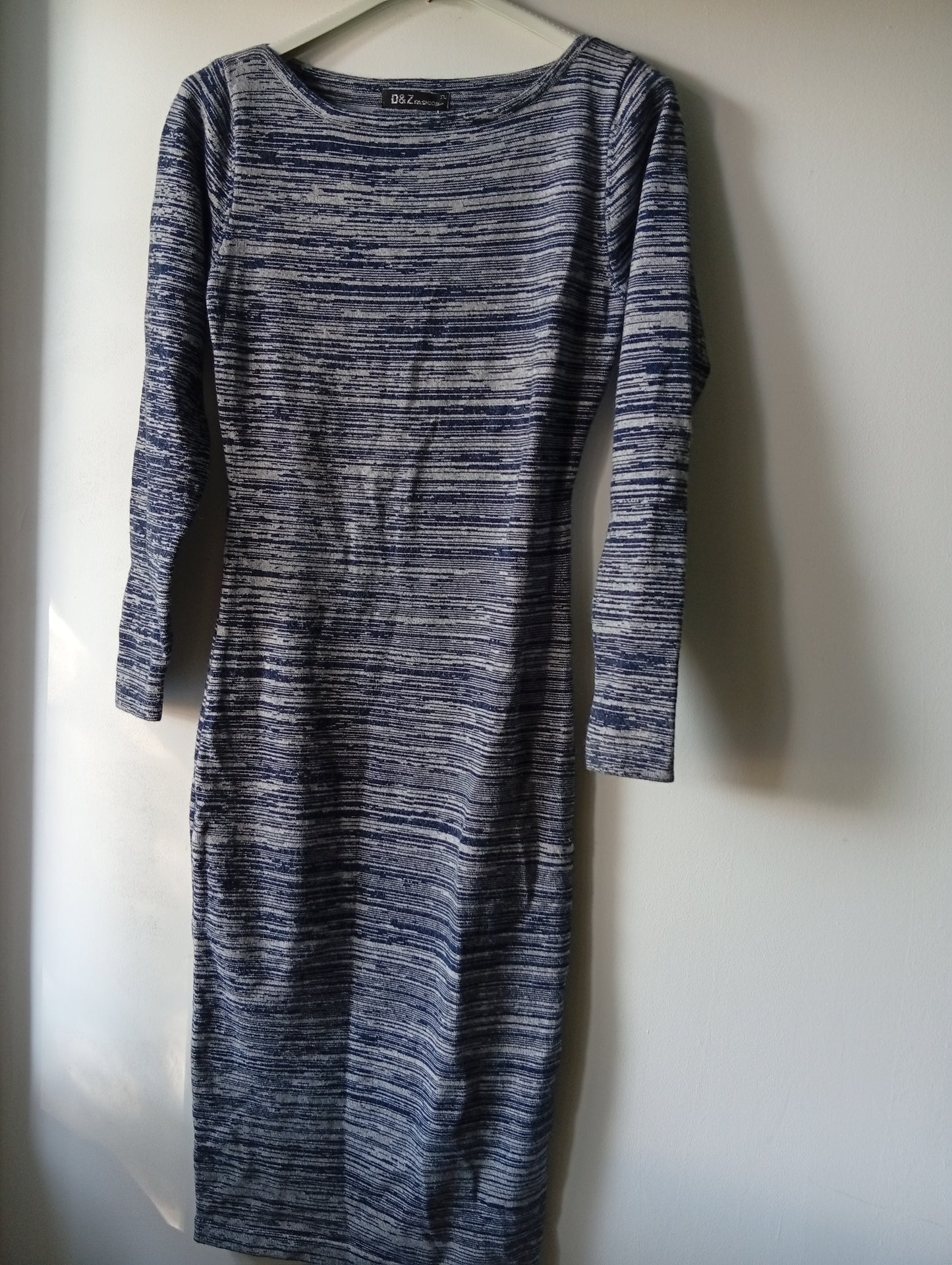 Robe manches longues D&Z Fashion taille unique. J0014