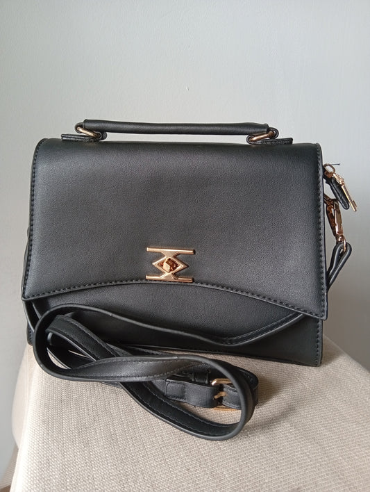 Petit sac à main avec bandoulière noir. D0036