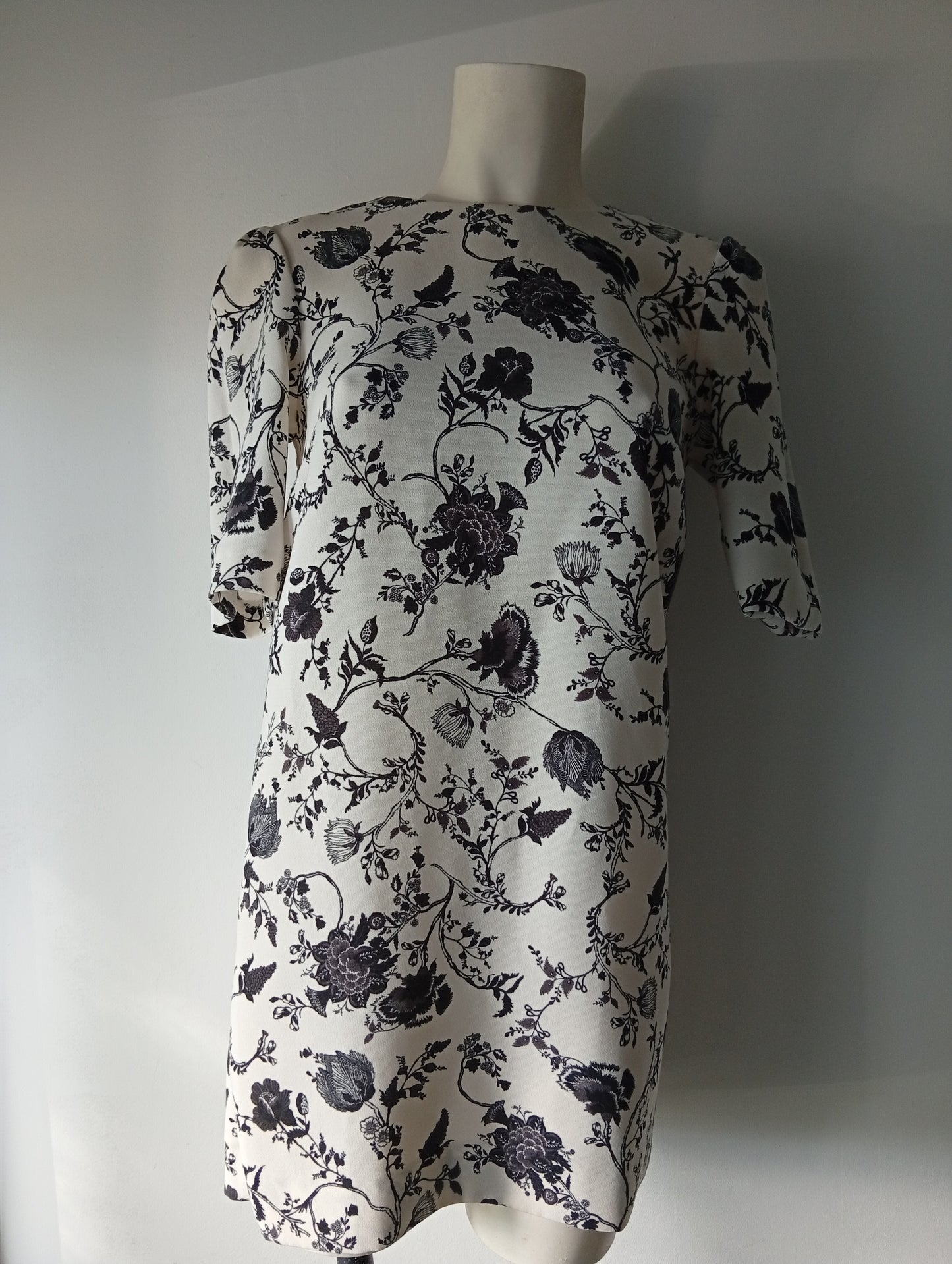 Robe Etam taille 34 motif noir. E001