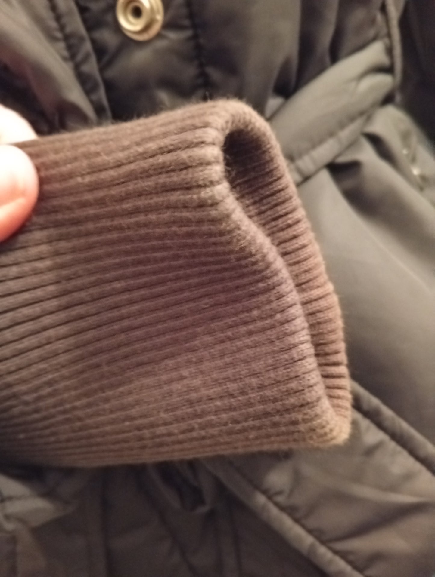 Blouson femme Levi's noir taille XS avec capuche fausse fourrure. A0029