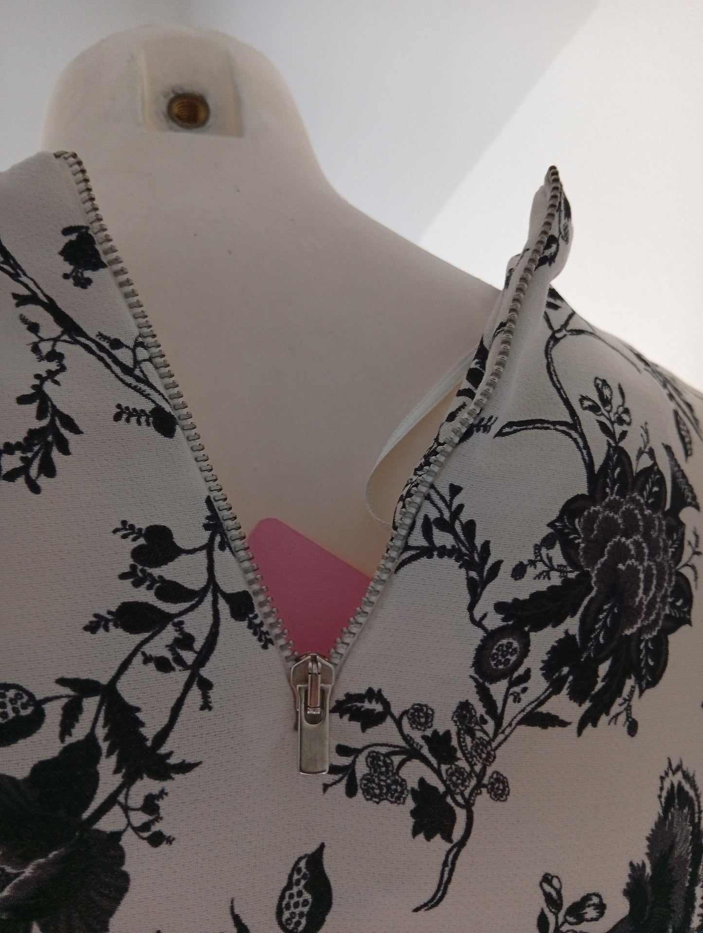 Robe Etam taille 34 motif noir. E001