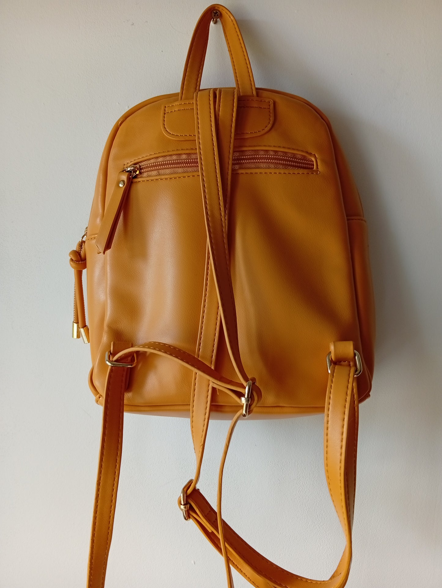 Petit sac à dos femme couleur moutarde. E0024