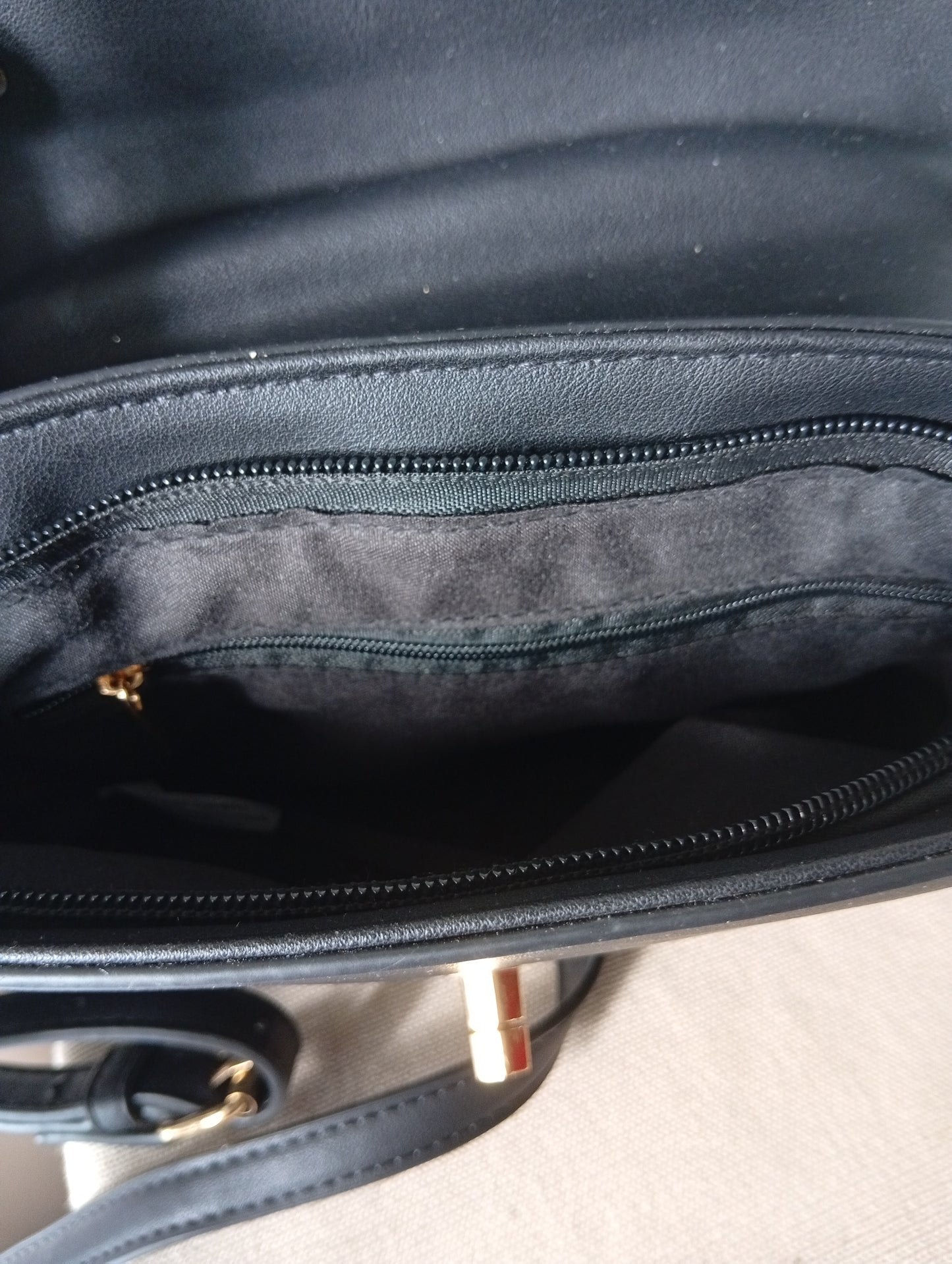 Petit sac à main avec bandoulière noir. D0036