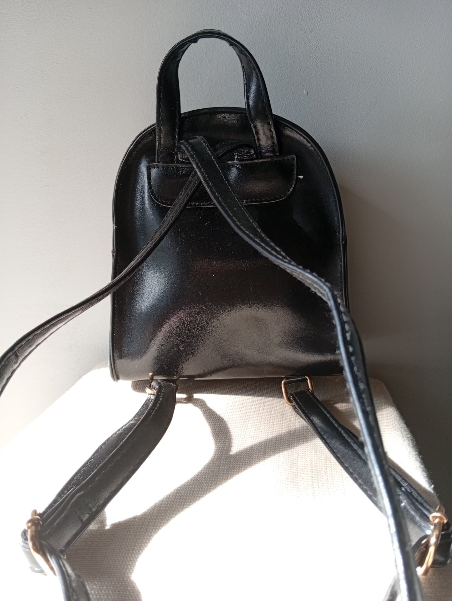 Mini sac à dos noir Primark avec pochettes. D0034