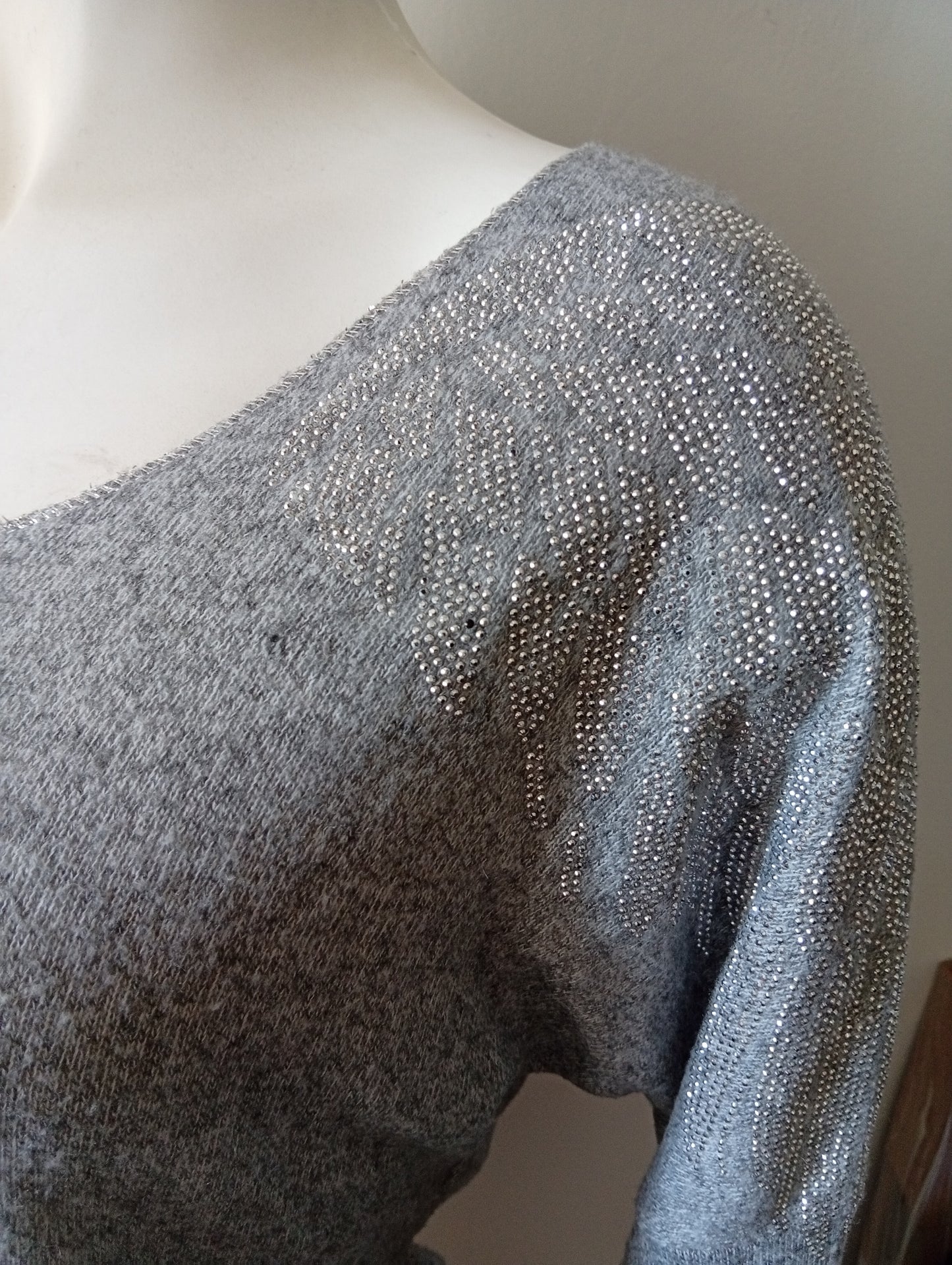 Pull avec ailes ornées de brillants - Taille M. H009