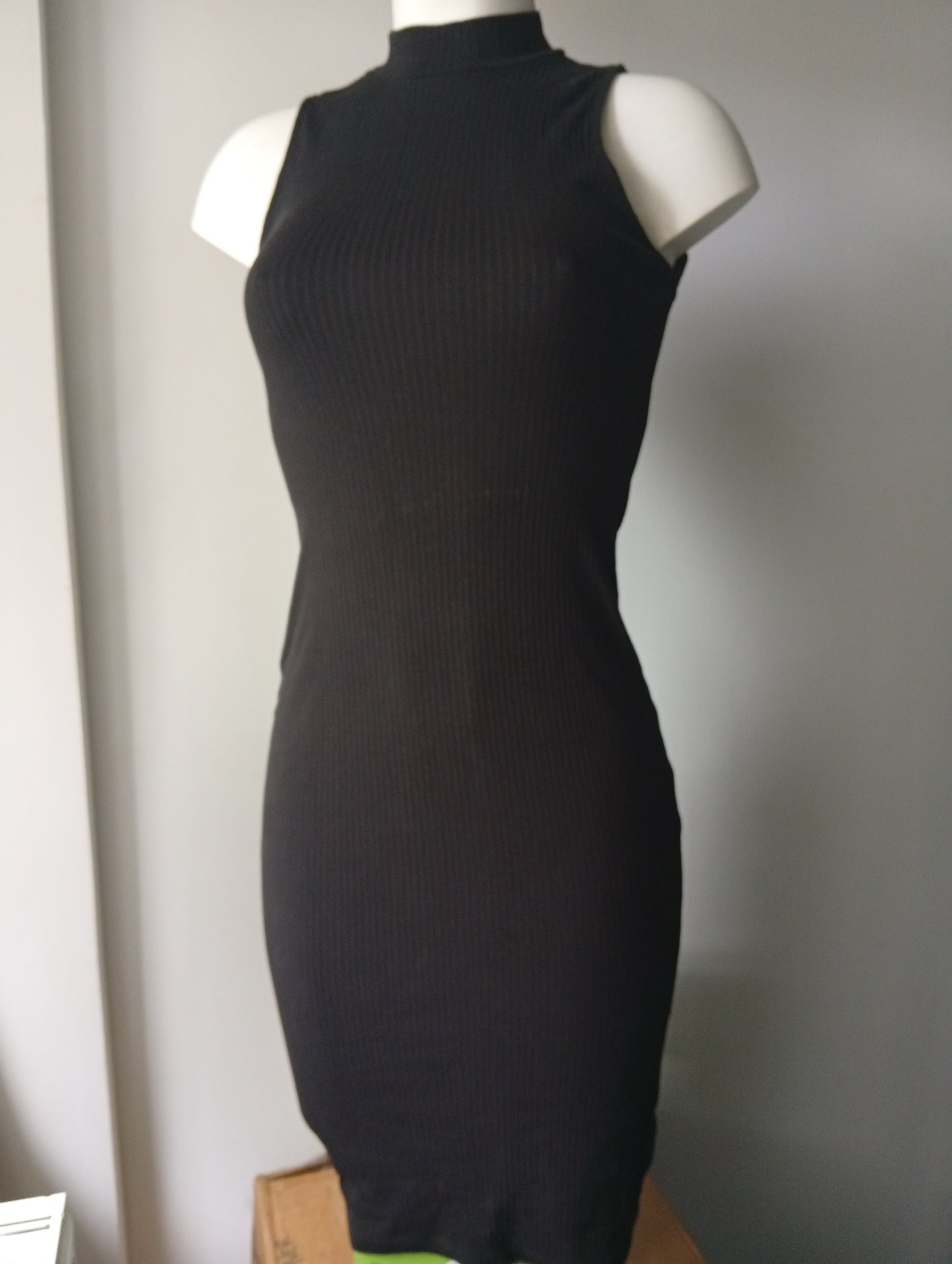 Robe femme H&M noire XS sans manche. B003