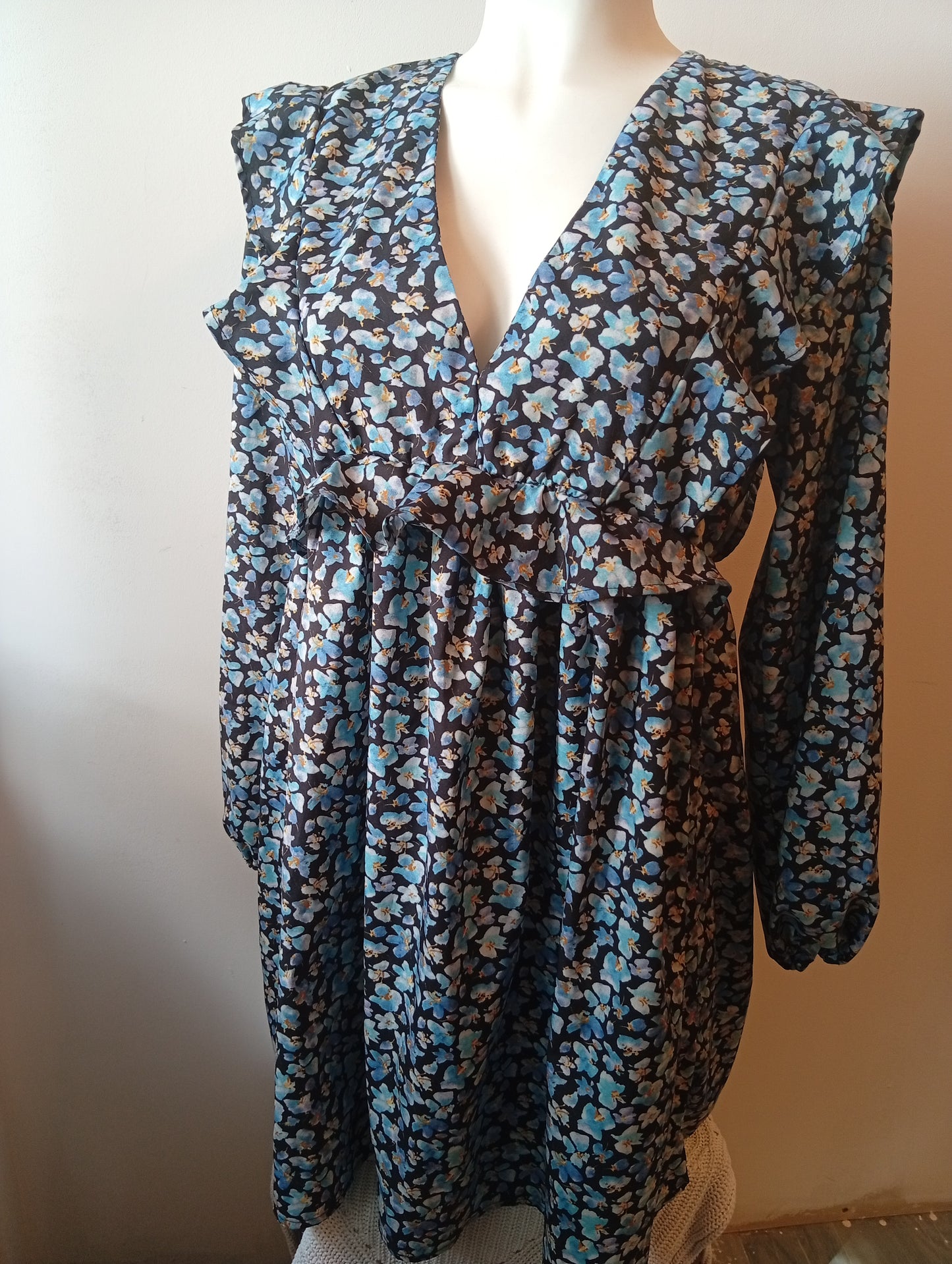 Jolie robe manches longues motif fleurs taille L. G0032