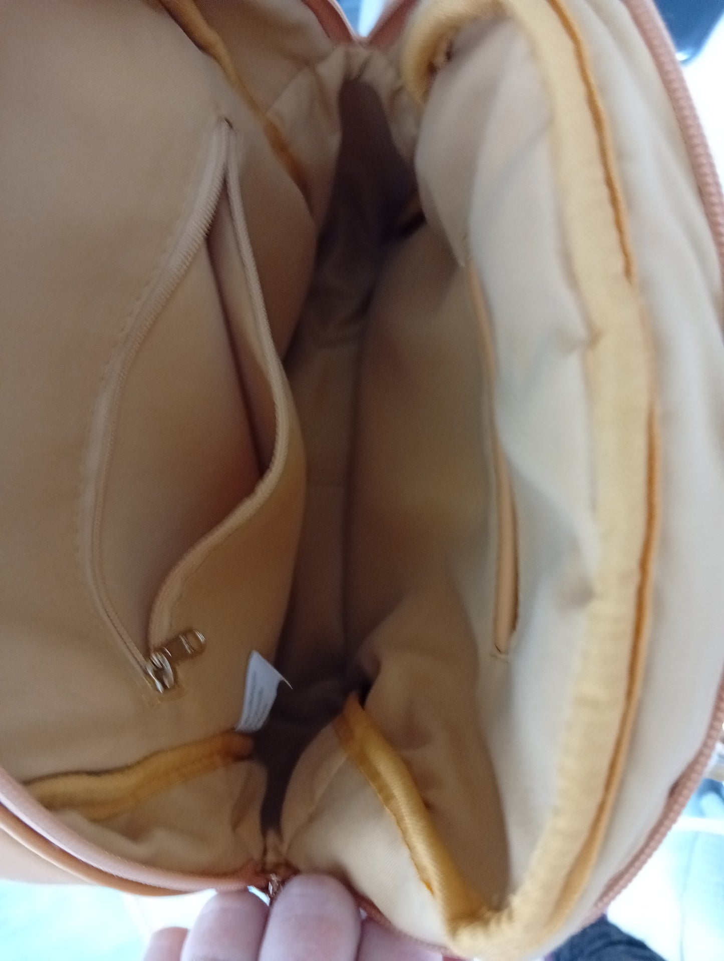 Petit sac à dos femme couleur moutarde. E0024