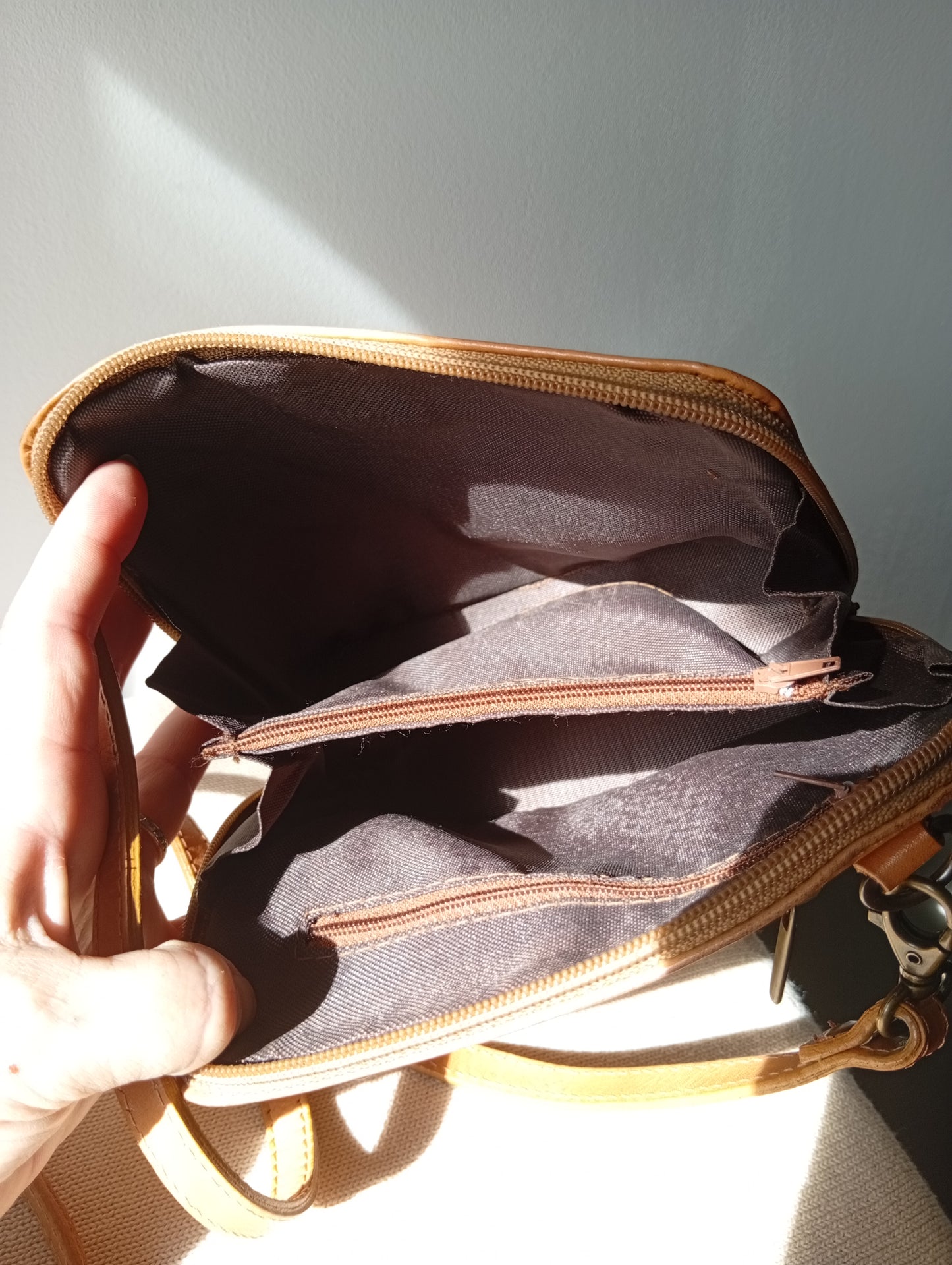 Petit sac bandoulière avec zip et multiples poches. D0033